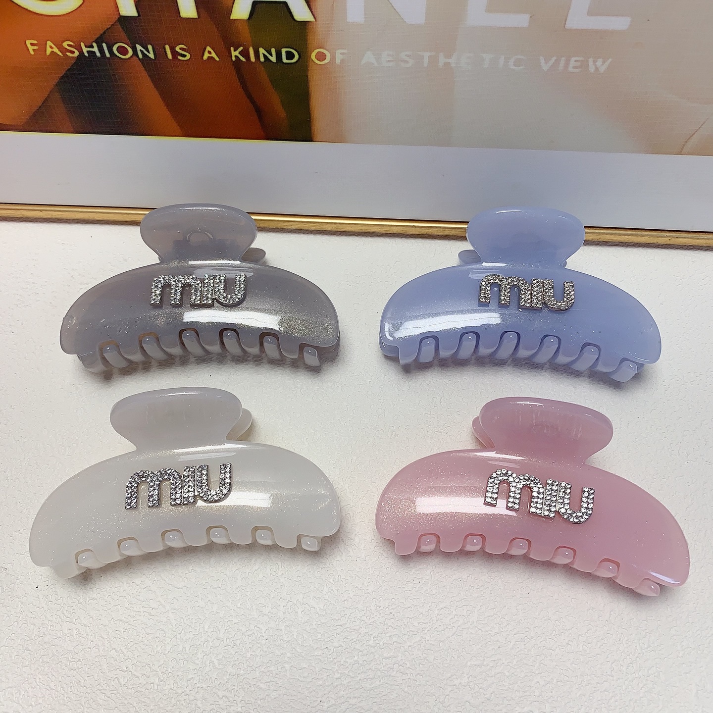 miumiu miumiu pinza para el pelo, pinza de acetato con logo lleno de strass, elegante y versátil, accesorio diario exqu…