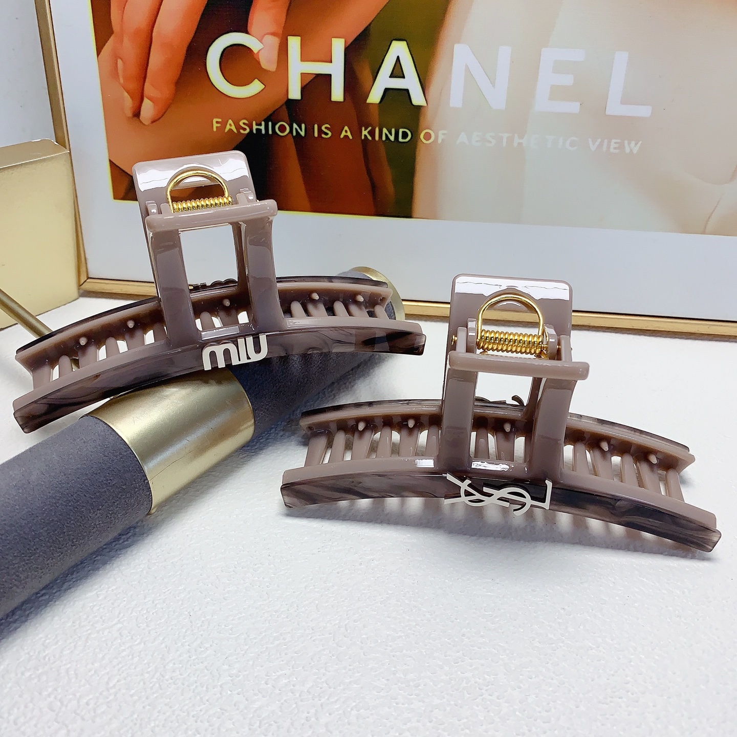 YSL Saint Laurent miumiu Miu Miu horquilla para el cabello, pinza de logo de acero de titanio y acetato, elegante y ver…