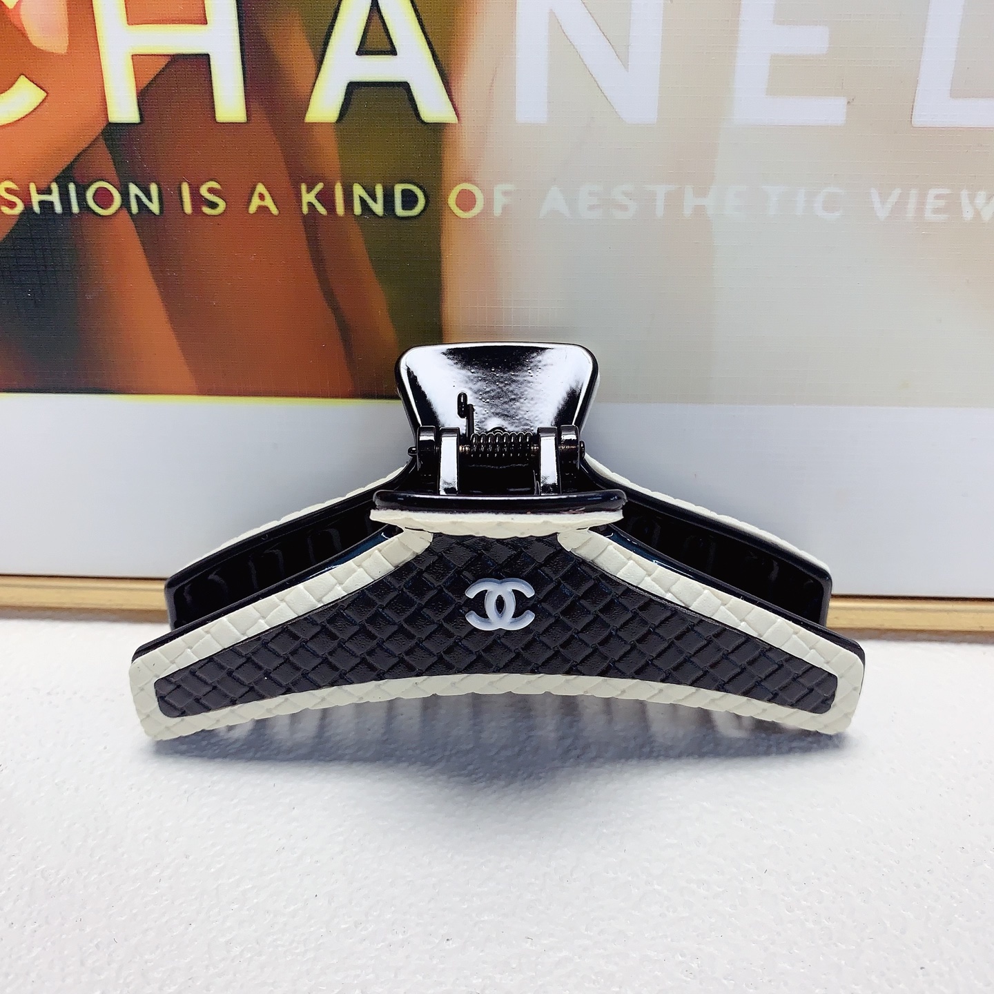 Chanel pinza de pelo, pinza de cocodrilo de cuero con patrón de rombos, elegante y versátil, pequeño accesorio para el …