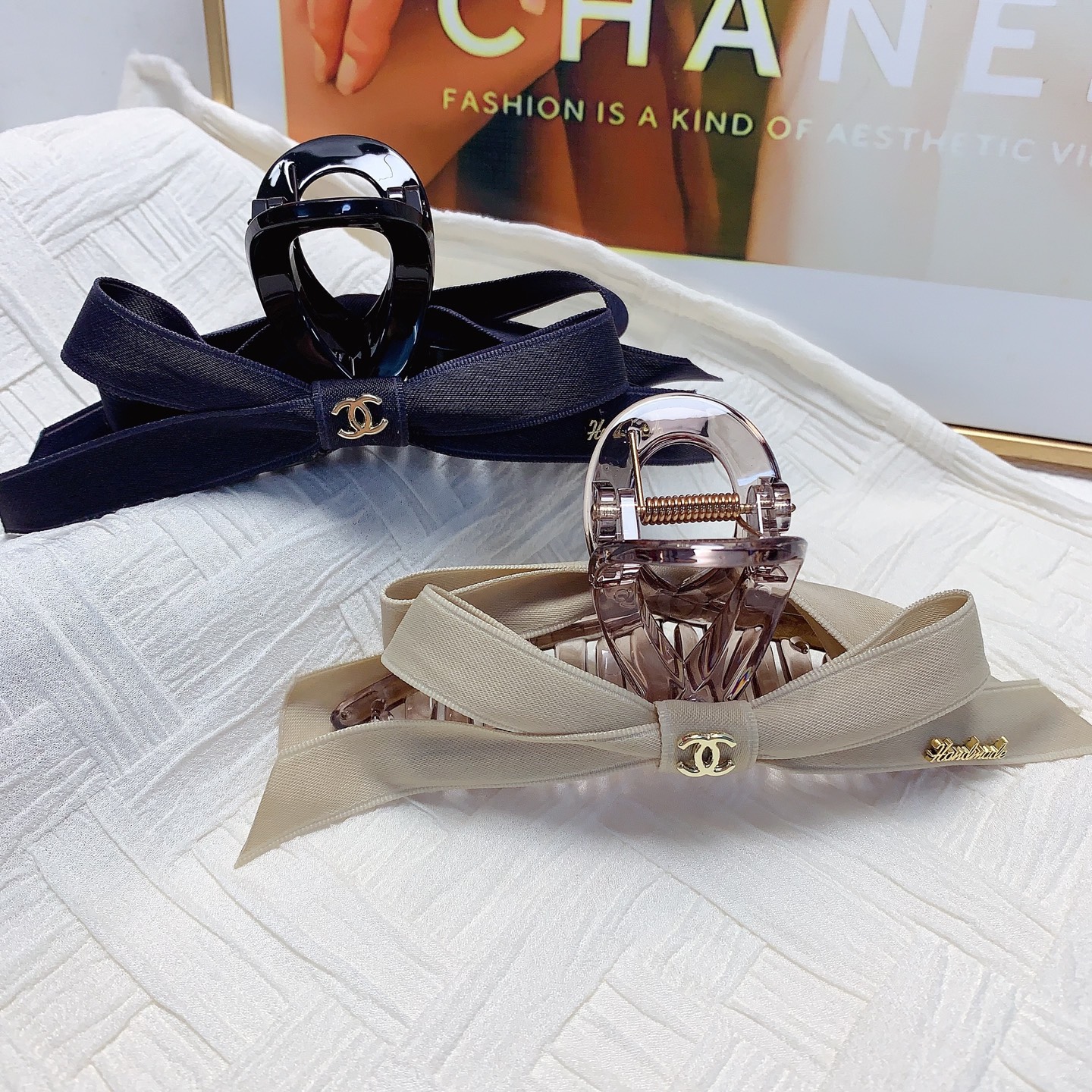Chanel pequeño Chanel pinza para el cabello, pinza con logo de lazo de cinta, elegante y versátil, accesorio diario exq…