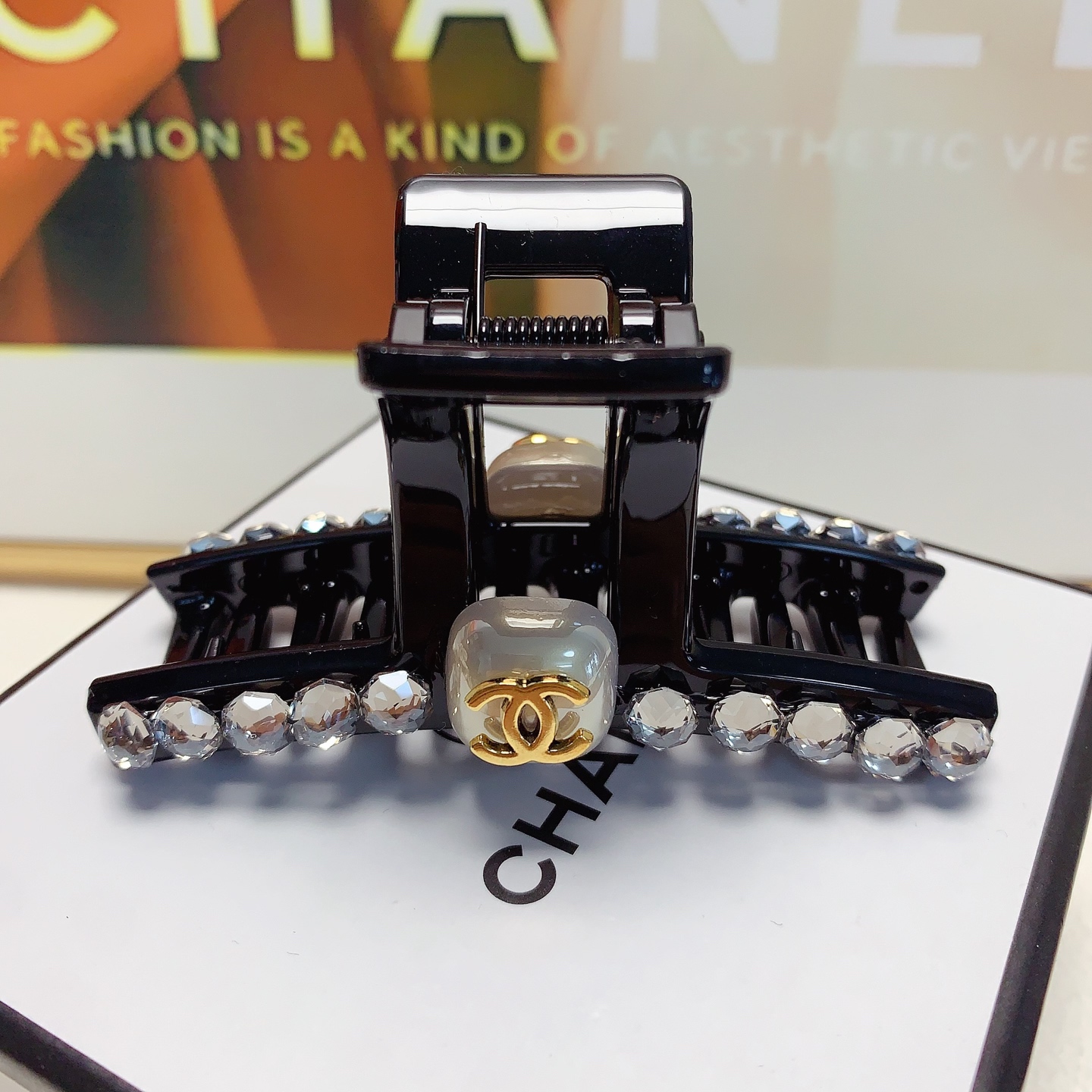 Chanel pequeño Chanel pinza para el cabello, pinza con logo de perla y cristal checo, elegante y versátil, accesorio di…