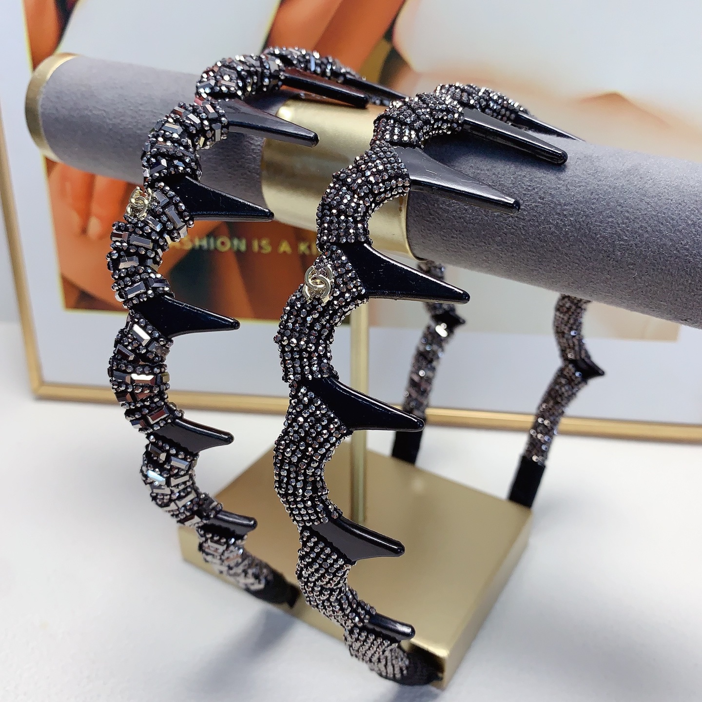 Chanel, diadema Chanel, diadema de lujo con dientes antideslizantes y llena de diamantes, elegante y versátil, impresci…