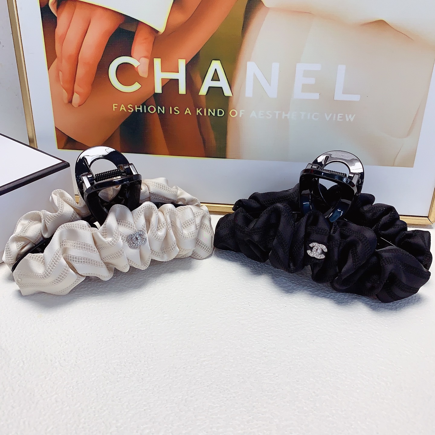 Chanel pequeño Chanel pin para el cabello, pinza de raso plisado, elegante y versátil, accesorio diario exquisito, impr…