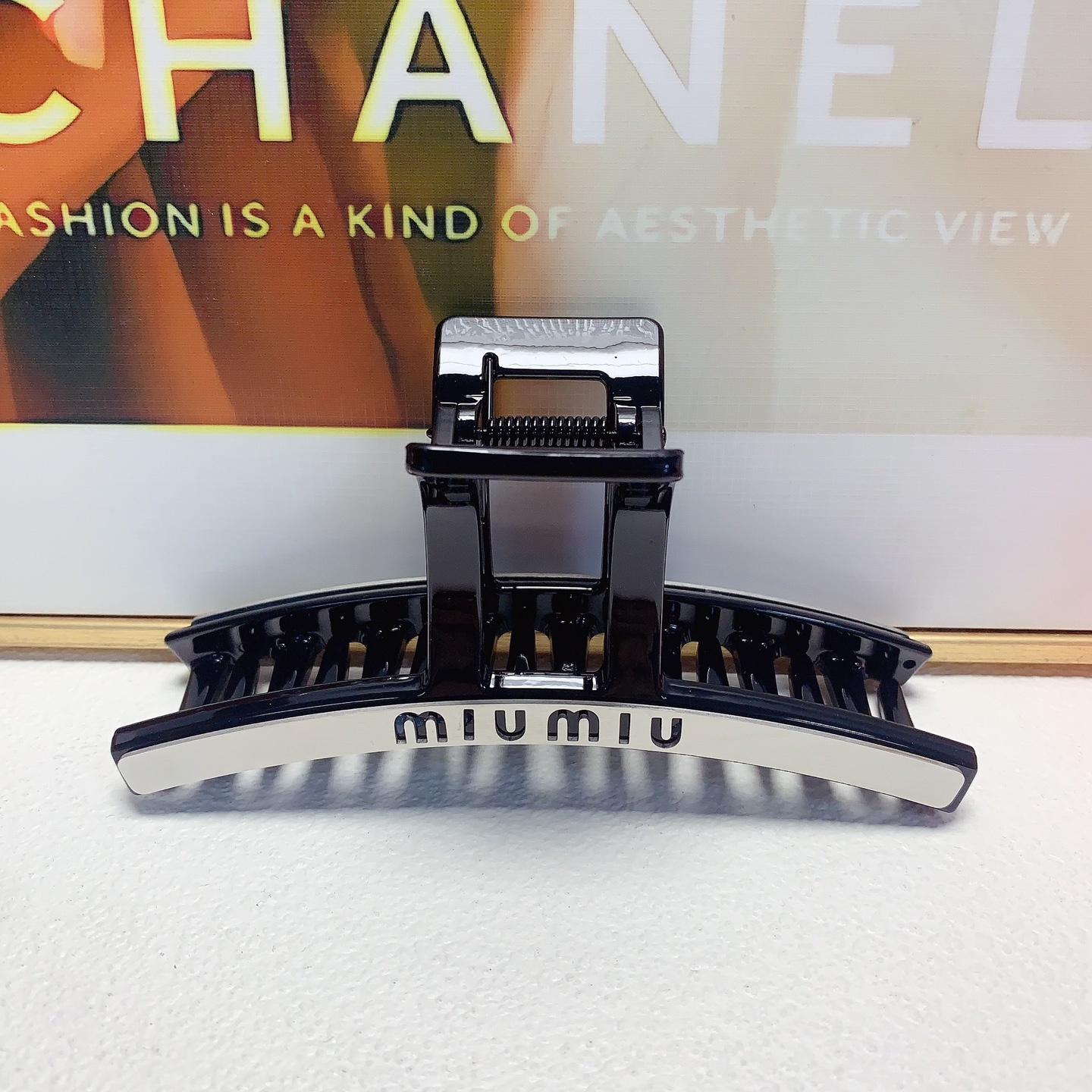 Miu Miu, pinza para el pelo Miu Miu, pinza con logo de titanio, elegante y versátil, accesorio diario exquisito, impres…