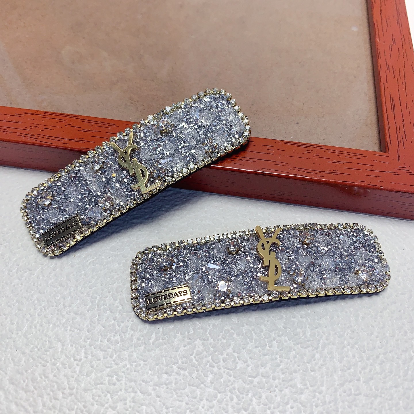 Horquilla YSL Saint Laurent, horquilla de logo de titanio con diamantes, accesorio diario exquisito, imprescindible par…