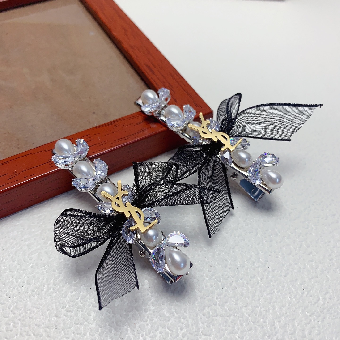 Horquilla YSL Saint Laurent, horquilla de lazo con perlas y diamantes, accesorio diario exquisito, imprescindible para …
