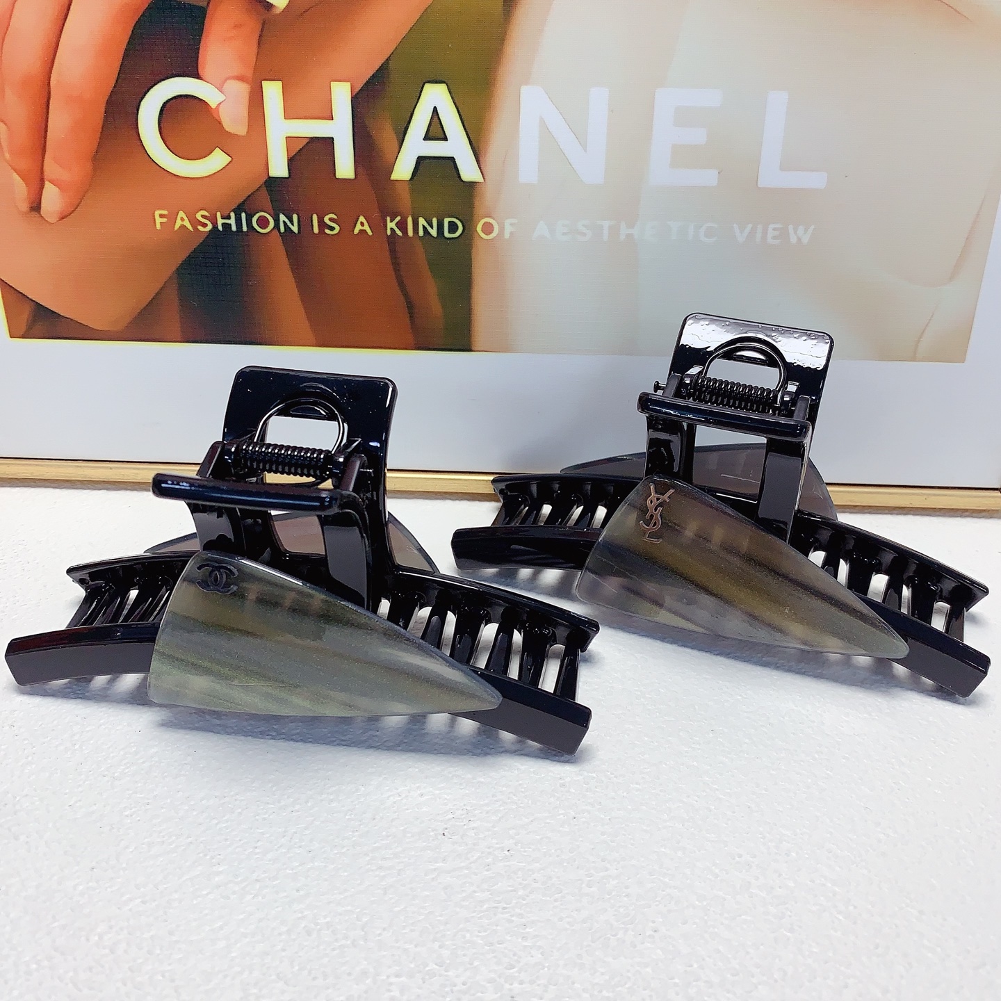 Chanel pequeño YSL Saint Laurent pinza para el pelo, pinza de acetato triangular con logo, elegante y versátil, un pequ…
