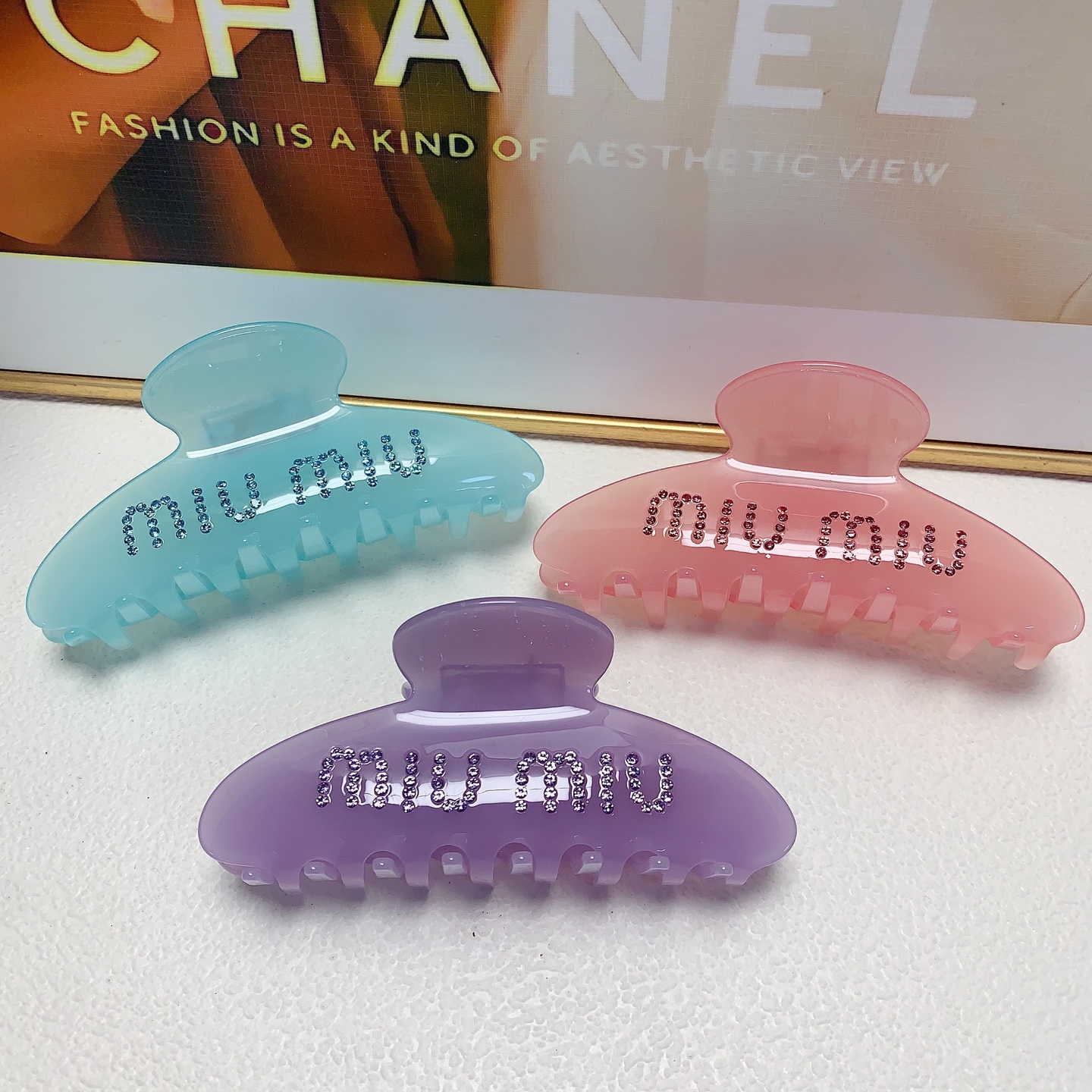 Miu Miu Miu Miu Horquilla para el cabello Pinza de presión con logo de acetato y cristal Elegante y versátil, artículo …