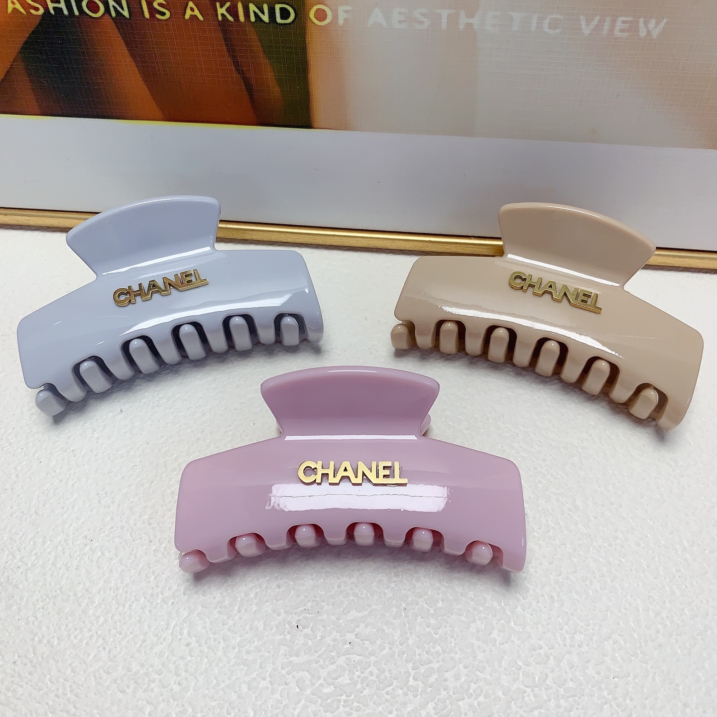 Chanel pequeño Chanel Horquilla para el cabello Pinza de presión con letras de acetato y acero de titanio Elegante y ve…