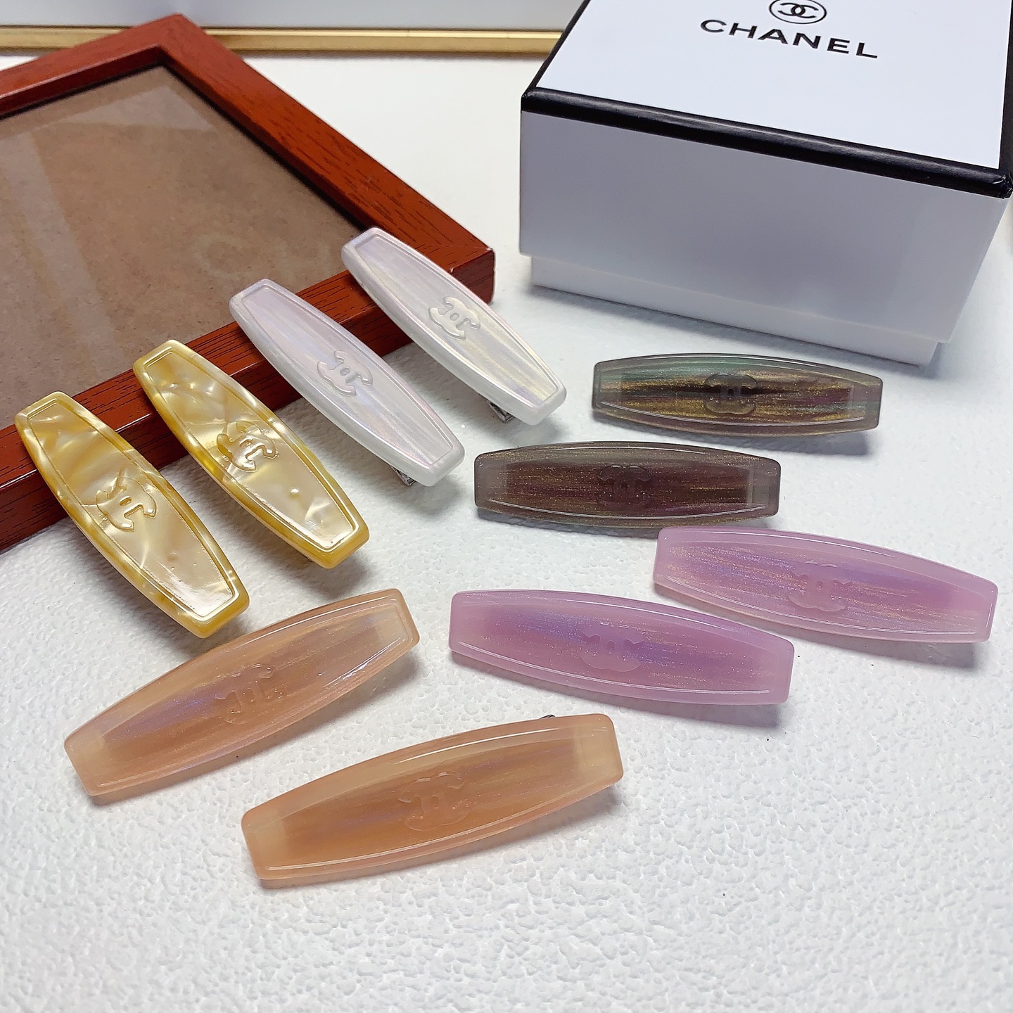 Chanel pequeño Chanel Horquilla para el cabello Pinza de presión lateral de acetato Artículo pequeño diario exquisito E…