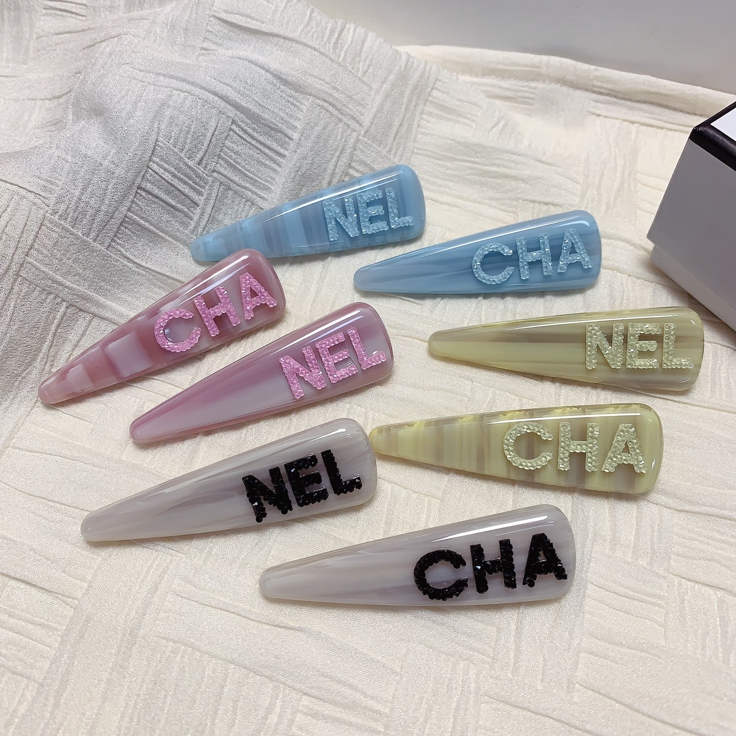 Chanel pequeño Chanel Horquilla para el cabello Pinza de presión lateral con letras de acetato y cristal Artículo peque…