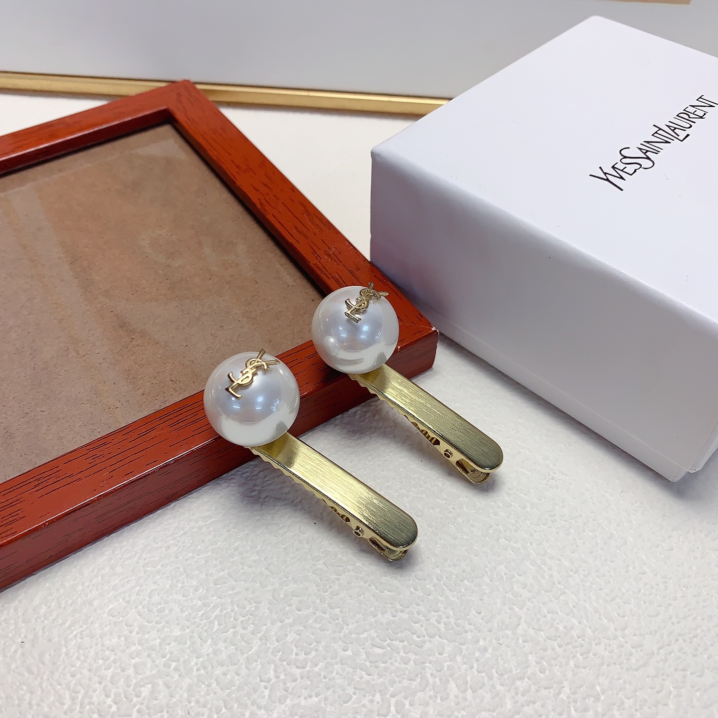 YSL Saint Laurent Horquilla para el cabello Pinza de presión de acero de titanio con logo de perlas Artículo pequeño di…