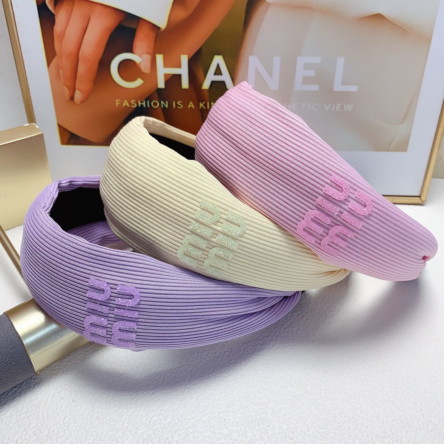 Miu Miu, diadema Miu Miu, diadema con logo de cristal, estilo lujoso, imprescindible para chicas elegantes y versátiles…
