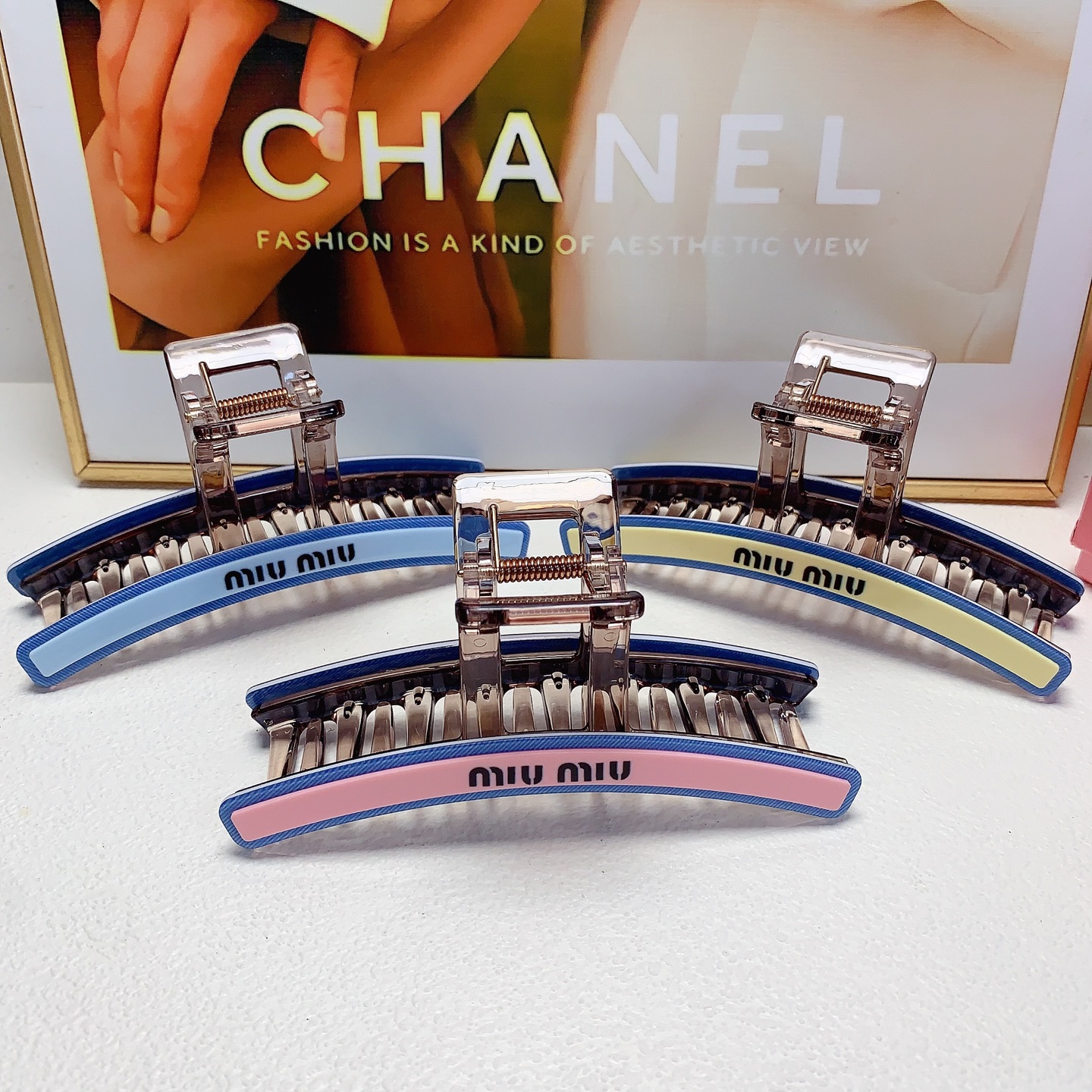 Miu Miu, pinza Miu Miu, pinza de acetato, elegante y versátil, pequeño accesorio diario exquisito, imprescindible para …