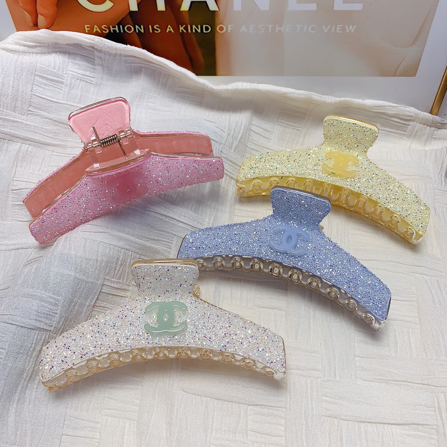 Chanel pequeño, pinza de Chanel, pinza con logo de cristal, elegante y versátil, pequeño accesorio diario exquisito, im…