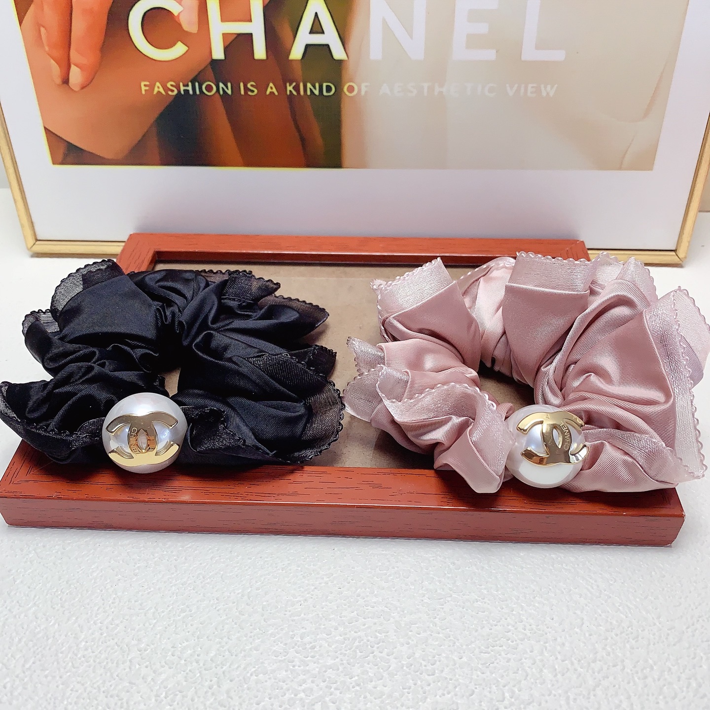 Chanel pequeño, goma de Chanel, goma de pelo de gasa con perlas y logo de titanio, coletero grande, pequeño accesorio d…