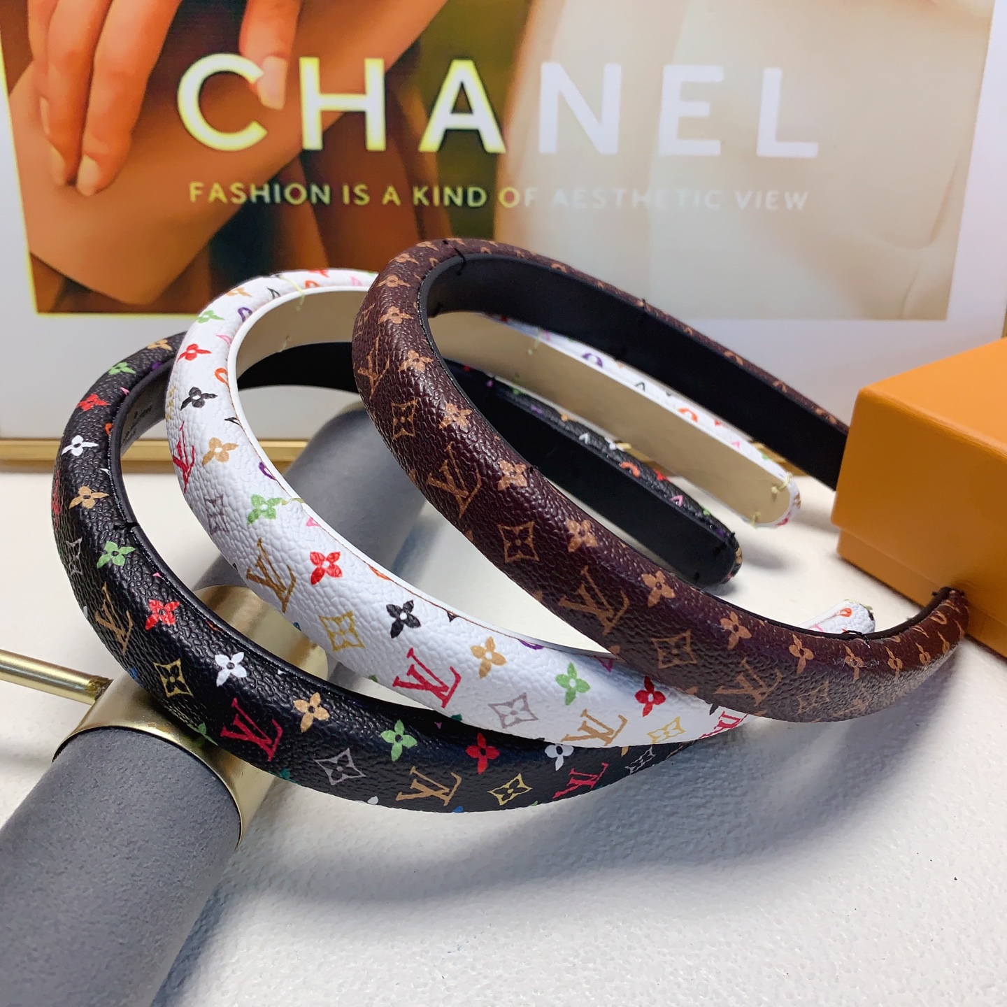LV Louis Vuitton, diadema de la marca del burro, versión alta 🔝 con estampado clásico de siete colores, estilo retro y…