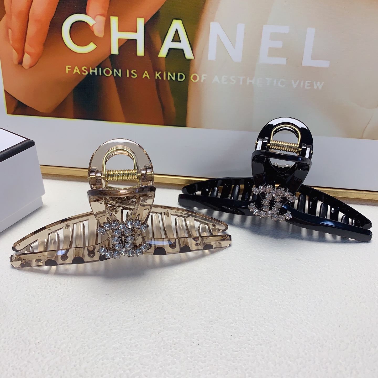 Chanel pequeño, horquilla Chanel, horquilla de doble C con incrustaciones de diamantes, elegante y versátil p…