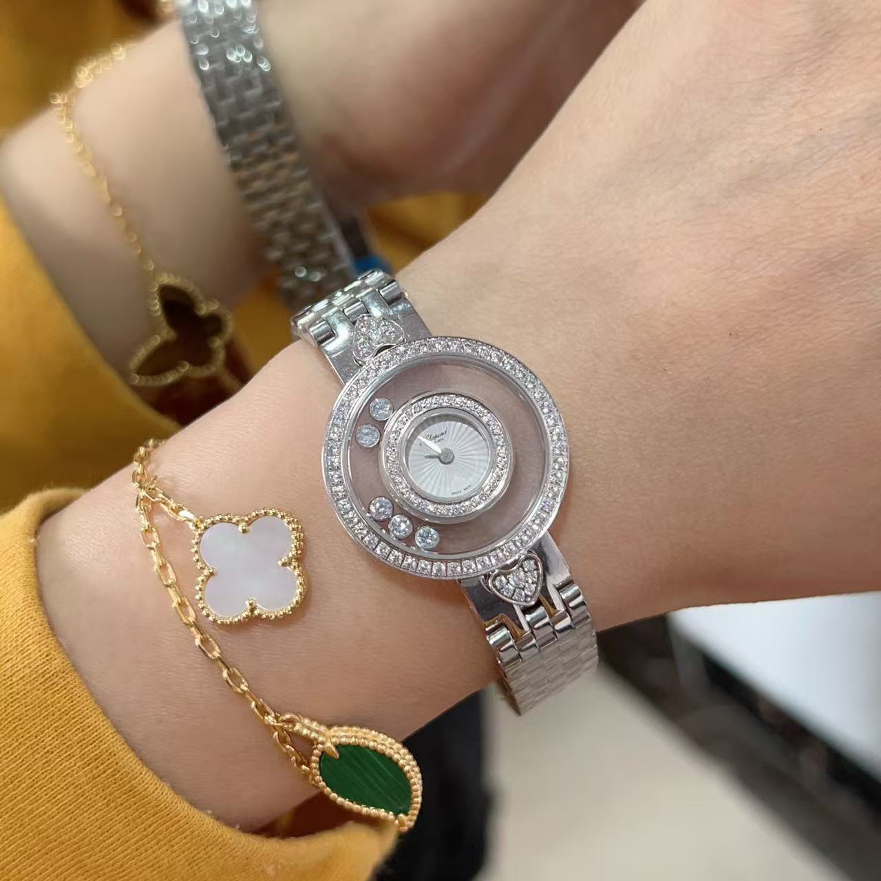 NO:156780,[Exclusive beauty photo of Chopard HAY DIAMONDS series happy diamond watch] Colorful mother-of-pearl carved pattern, sapphire glass mirror, original Swiss quartz movement, 5 happy diamonds in the mirror rotate freely, movable diamonds dance around the dial, exquisitely made case playful and transparent concept, 5 agile diamonds are like floating in the air, details are real.,,chopard19860909【独家美拍萧邦经邦萧邦HAY DIAMONDS系列快乐钻腕表】彩色珍珠贝母雕花纹饰 蓝宝石玻璃镜面 原厂瑞士石英机芯 镜面内5颗快乐钻自由转动 活动钻石围绕表盘回旋起舞 制作精巧的表壳玩味透明概念 5颗灵动钻石如悬空漂浮一般 细节见真知.,,chopard,Watch