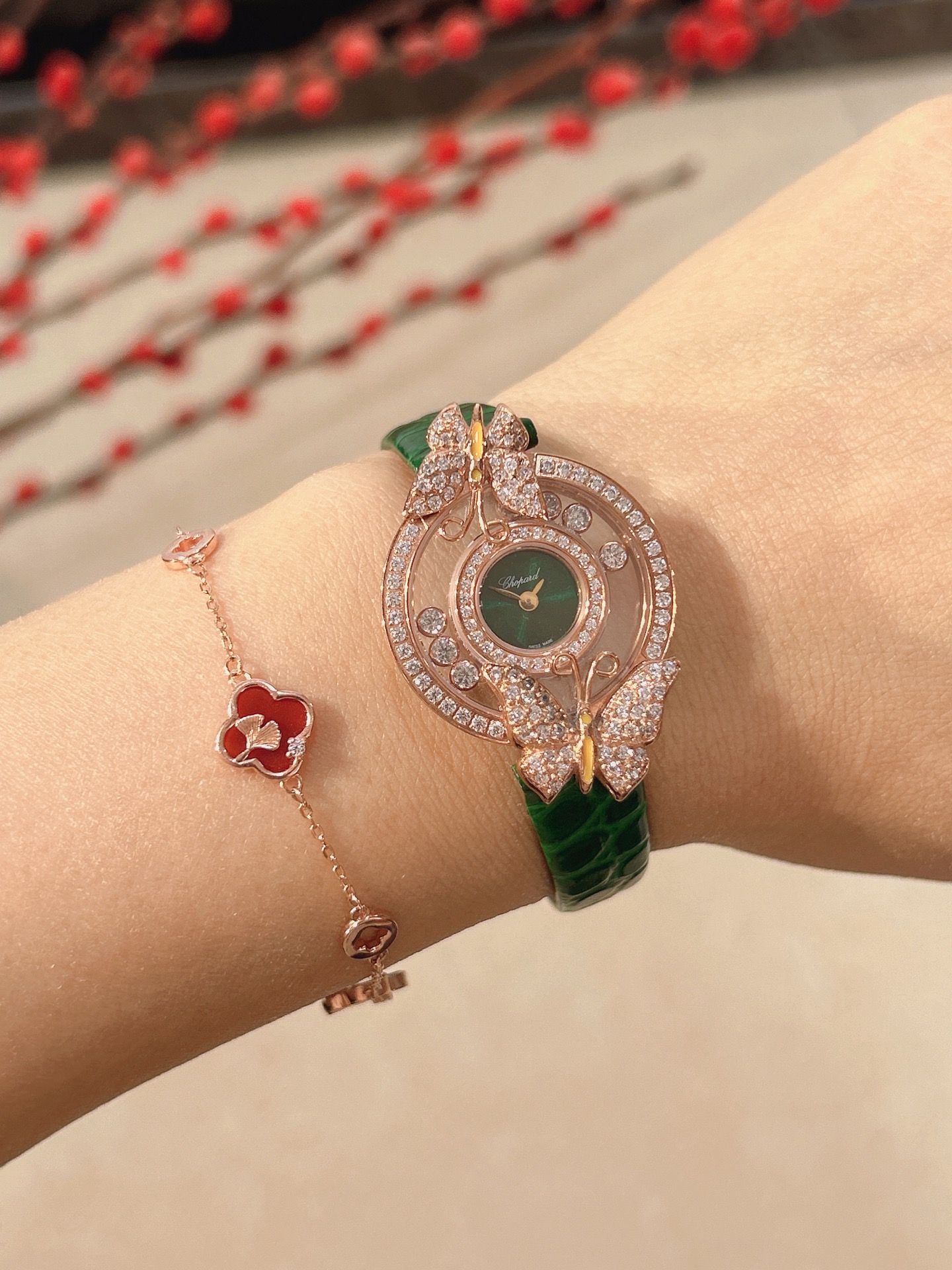 NO:157081,The latest model, the highest version in the market, a series of Happy Diamond Chopin, a hot-selling choard (Chopin) hay sort series that makes you beautiful enough to have no friends!  Women's watch!  This perfectly presents the avant-garde, generous and delicate characteristics of women with a modern and fashionable design style, Swiss ETA quartz movement [leisure] Double-layer sapphire glass [strength] [leisure] Size: 28mm, welcome to forward!  ,,chopard19860909最新款 市场最高版本 快乐钻肖邦一系列 让你美到没朋友的爆款 choard（肖邦）hay sort 系列！女士腕表！这样以现代时尚的设计风格,完美呈现出女性的前卫、大方、秀气的特质瑞士ETA石英机芯[悠闲] 双层蓝宝石玻璃[强][悠闲] 尺寸:28mm,欢迎转发！,,chopard,Watch