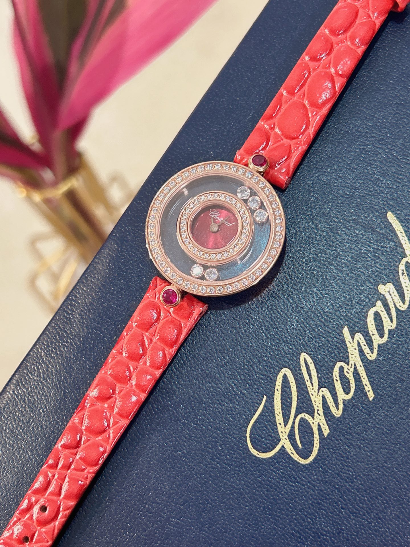 NO:157319,Chopard Choard Hay Stort New Four-leaf Crocodile Jewelry Series!  Inner and outer sapphire crystal glass!  Miniature press-adjustment EAT Swiss movement, dense claws and diamonds!  Size 28mm!  Hay diamonds slide freely in the space formed by two sapphire crystal glass, fully showing the feeling of freedom and joy. Both concentric rings are fully hand-made with diamonds. 5 agile diamonds are floating like floating in the air!  ,chopard,chopard19860909萧邦 Choard Hay Stort 新款四叶草珠宝系列！内、外蓝宝石水晶玻璃 ！微型按调EAT瑞士机芯 密爪包镶钻！尺寸28mm！Hay钻石在两片蓝宝石水晶玻璃 形成的空间内自由滑动 充分展现自由和欢快的感觉 两个同心圆环上皆全手工镶有钻石 5颗灵动钻石如悬空漂浮一般！,,chopard,chopard,Watch