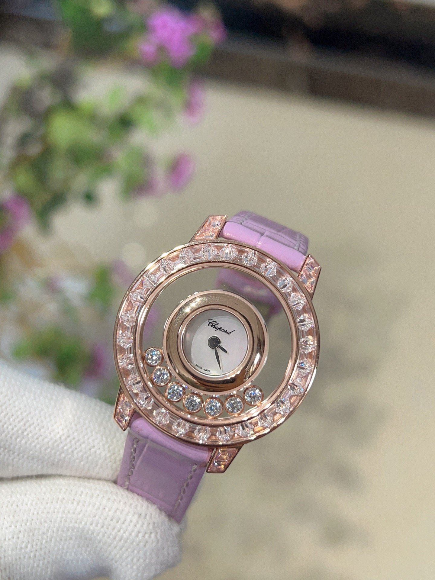 NO:157320,Real shot, the highest version, the new color scheme is perfectly released [Exclusive real shot, the highest new version of Chopard ladder set series] 18K gold diamond plated, original Swiss movement, Choard's most classic series, gives people a glimpse of surprise, every diamond is inlaid by the master, and it is all hand-made to create a perfect product. It is not easy to make,,chopard,chopard19860909实拍 最高版本 新配色完美发售【独家实拍萧邦梯镶系列最高新版本】镀18K金镶钻 瑞士原厂机芯 Choard最为经典的系列 给人眼前一亮的惊喜 每一颗钻石都是师傅一颗颗镶嵌上去 全手工打造完美孤品 做工不易,,chopard,chopard,Watch