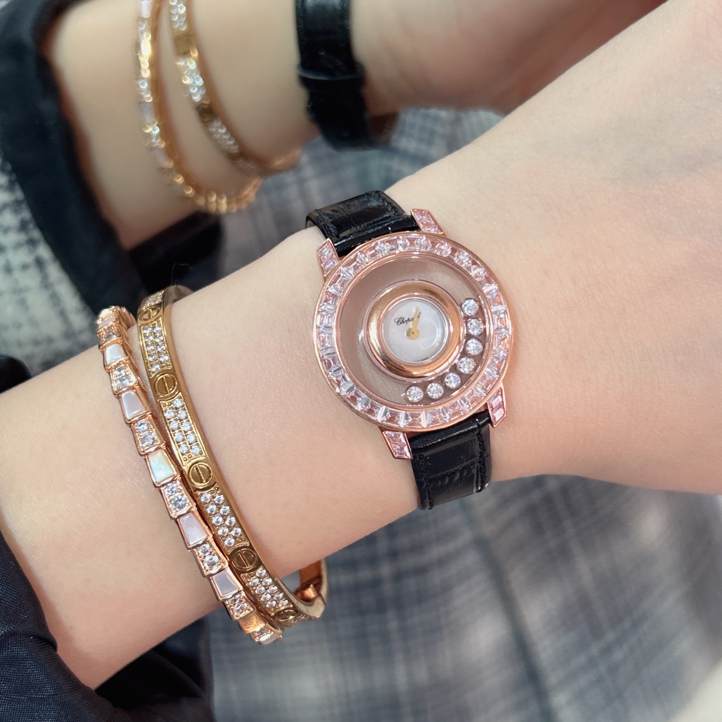 NO:157446,Chopard-Choard New Color HAY DIAMONDS, Happy Diamond Ladder Setting Series Sapphire Glass Mirror Original Swiss Quartz Movement 7 Happy Diamonds in the mirror rotate freely, movable diamonds circling around the dial, exquisitely made case playful and transparent concept Chopped Choard's iconic Hay diamonds slide freely in the space formed by two sapphire crystal glass, fully displaying the feeling of freedom and joy. Seven agile diamonds are floating like floating in the air, and the details are true, chopard, chopard, dior19860909萧邦-Choard 新配色 HAY DIAMONDS,快乐钻梯镶系列 蓝宝石玻璃镜面 原厂瑞士石英机芯 镜面内7颗快乐钻自由转动 活动钻石围绕表盘回旋起舞 制作精巧的表壳玩味透明概念 肖邦choard家标志性的Hay钻石在两片蓝宝石水晶玻璃 形成的空间内自由滑动 充分展现自由和欢快的感觉 七颗灵动钻石如悬空漂浮一般 细节见真知,,chopard,chopard,dior,Watch