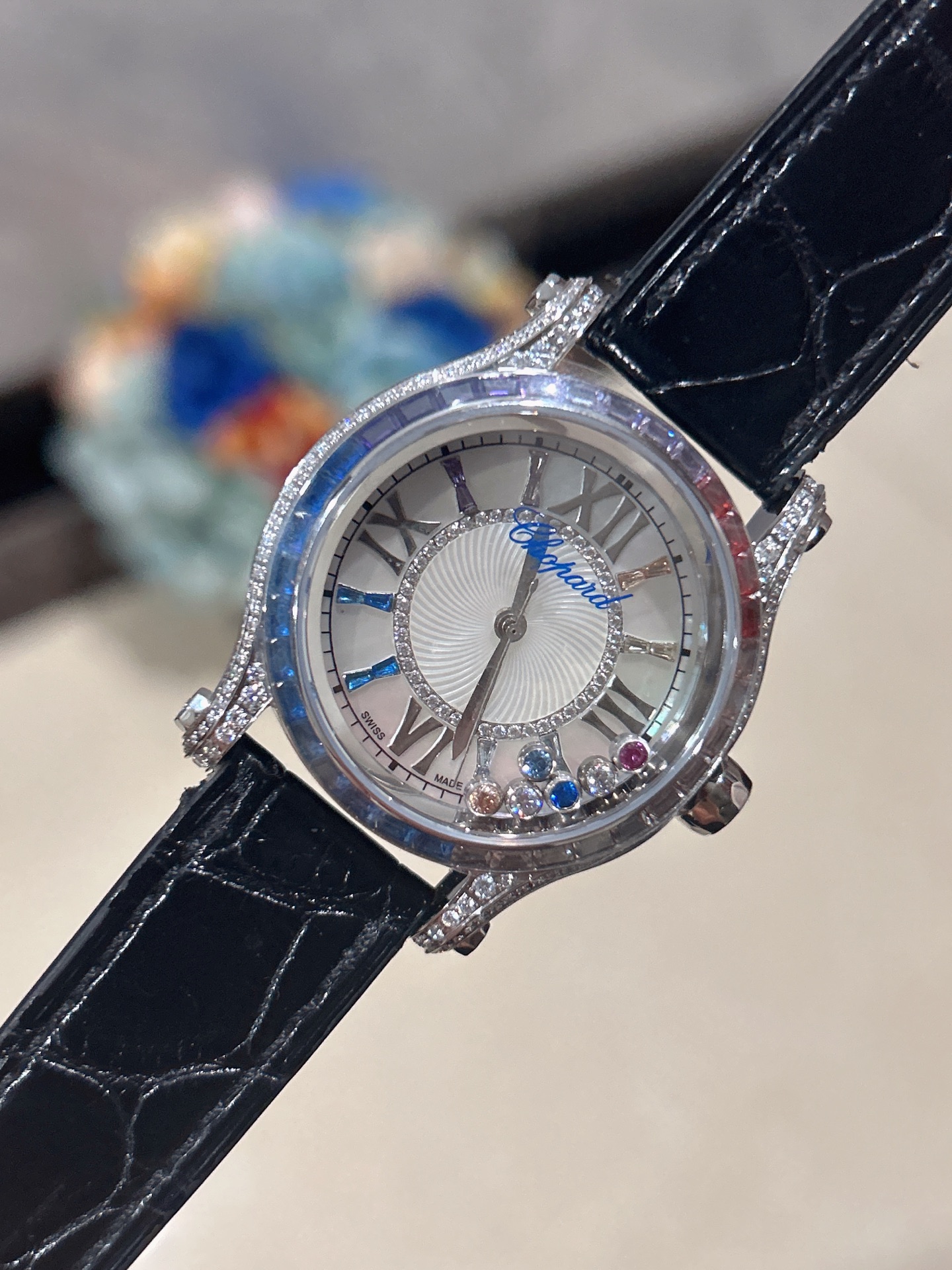 NO:158355,Chopard HAYDIAMONDS Machinery Watch diameter 36mm, full diamonds, hollow bottom cover design, imported crocodile leather version is really too beautiful, heart beats at a glance, super beautiful, the only latest counter version on the entire network is undoubtedly, I recognize the exclusive real shot, Chopard has always been the protagonist of the female watch industry, instantly kills all versions of the market, of course the price is also the most expensive on the entire network, great value for money, the colors of the American crocodile leather are different from the market goods, it is really high-end, it has been revised and upgraded, it is said that love is defeated by details, classic models have always been in short supply,,chopard,crocodile skin19860909萧邦HAYDIAMONDS 机械 表径36mm,彩钻满钻,底盖镂空设计,进口鳄鱼皮版本  实在是过分美丽 一眼就怦然心动 超美 全网唯一最新专柜版本无疑了 认准独家实拍 萧邦一直都是女表界的主角大腕儿 秒杀市场一切版本 当然价格也是全网最贵 物超所值 美洲鳄鱼皮区别市场货的各路版本颜色 真的很高级 已经改版了升级了 都说爱情被细节打败 经典款从来都是供不应求,,chopard,crocodile skin,Watch