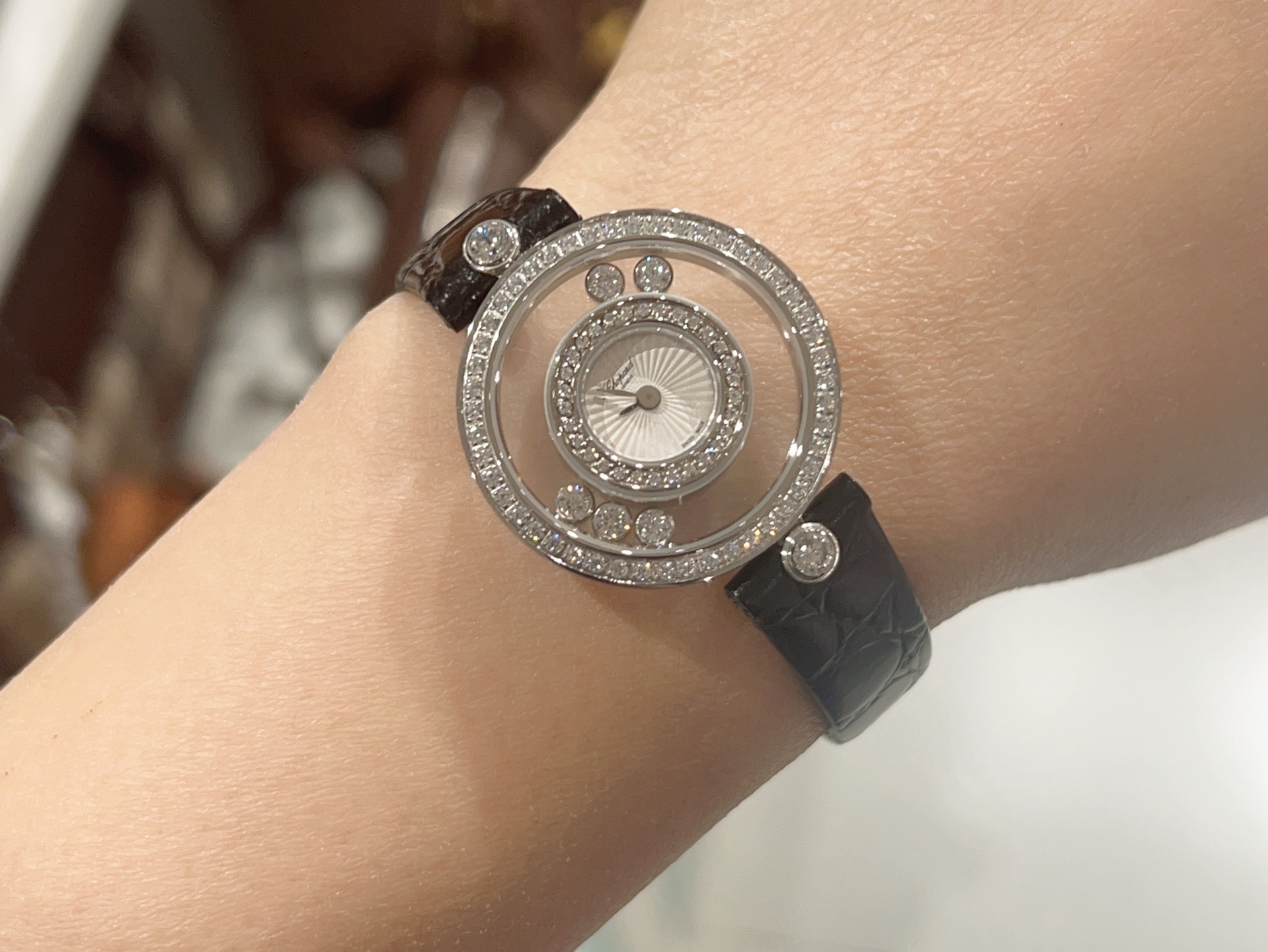 NO:387501,Chopard-Choard Happy diamond, with gold and diamonds, meaning there is entry and diamond. HAY DIAMONDS series, Happy diamond round watch, sapphire glass mirror, original Swiss quartz movement, 7 happy diamonds rotate freely in the mirror, movable diamonds dance around the dial, exquisitely made case playful and transparent concept, Chopped choard's iconic Hay diamonds slide freely in the space formed by two sapphire crystal glass, fully displaying the feeling of freedom and joy. There is a circle of diamonds at the top and bottom of the case. Leaf-shaped pointer. Small concentric circles are of mother-of-pearl texture, and are round spherical. Both concentric rings are fully hand-stitched with diamonds. Seven agile diamonds are floating in the air. Details are true,,chopard,chopard,dior19860909萧邦-Choard 快乐钻,有金有钻寓意有进有钻 HAY DIAMONDS系列,快乐钻圆形腕表 蓝宝石玻璃镜面 原厂瑞士石英机芯 镜面内7颗快乐钻自由转动 活动钻石围绕表盘回旋起舞 制作精巧的表壳玩味透明概念 肖邦choard家标志性的Hay钻石在两片蓝宝石水晶玻璃 形成的空间内自由滑动 充分展现自由和欢快的感觉 表壳顶端与底端各缀有一圈钻石 树叶形指针 较小的同心圆为珍珠母贝质地 呈圆满的球型 两个同心圆环上皆全手工镶有钻石 七颗灵动钻石如悬空漂浮一般 细节见真知,,chopard,chopard,dior,Watch