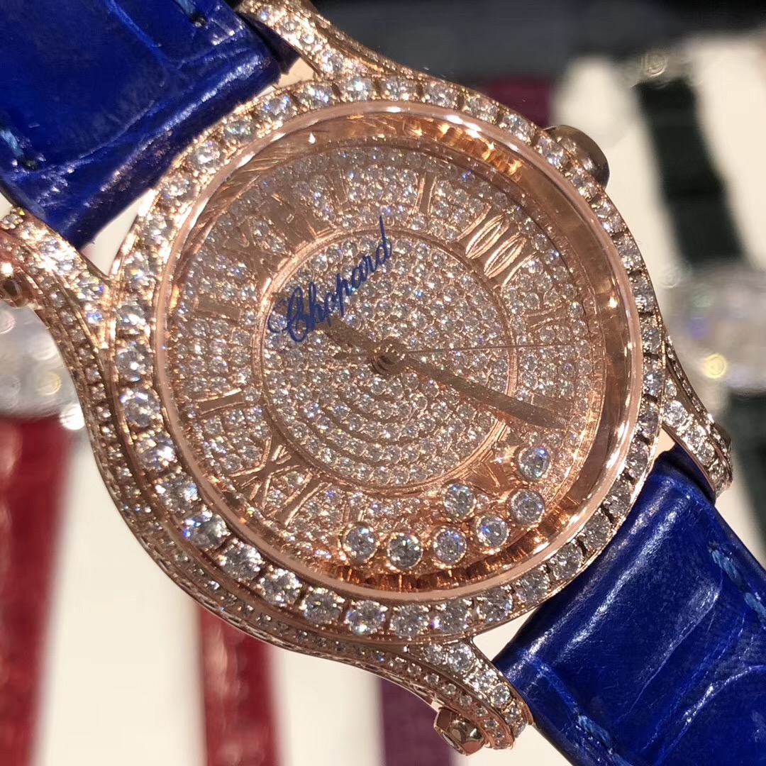 NO:389510,(NL) The latest model of the star-shaped original with the American crocodile strap and the imported Japanese movement of the original shop. HAPPY DIAMONDS, as Chopard's best-selling series, has always interpreted the concept of Chopard's iconic agile diamonds in delicate ways. This series of works is soft and fashionable. It is said that men wear the world of all countries and women wear Chopard, and gold (in) and diamonds (earning) are also very good. The diamond balls in the dial can slide freely and rotate, and run in time. The fortune is booming, so that every woman will amazed the world with the most charming shape. This time, the Chopard Happy Diamond Series brought to you This time, the Chopard Happy Diamond Series is the most representative watch of Chopin. The most distinctive laminated glass, each with a test certificate, one watch and one code, and 7 diamonds produce spins like a dance. It can be said to be a blessing on a female watch. It can be said to be a blessing on a female watch. The most distinctive laminated glass is 7 pieces. Each one is equipped with a test certificate, one code, and 7 diamonds produce spins. It is like a dance.  A classic watch home with the exception of blue balloons. This Happy Sport stainless steel watch is stylish and gentle. The iconic movable diamond dances happily, with a smooth shape, a dynamic case and a modern silver dial that perfectly reflects Chopard's interpretation of casual style. Without full confidence, I will never recommend it to you. A real heavyweight product. The raw materials, the original assembly factory and other aspects can only be achieved. I have always wanted to give you the best watch. This cycle takes more than half a year. Only this batch. Note: This watch is imported from Japan, not a domestic movement., iwc, chopard19860909（NL）最新款满天星原装搭配美洲鳄鱼表带 搭配原庄进口日本机芯 萧邦（HAPPY DIAMONDS）作为萧邦最畅销的系列一直以细腻的手法诠释萧邦标志性灵动钻石的概念,此系列作品柔美而时尚,都说男戴万国女戴萧邦 有金（进）有钻（赚）寓意也很好.表盘内的钻石滚珠可自由滑行转动,时来运转 财运滚滚,让每一位女性都以最迷人的造型惊艳世人. 这次给大家带来的萧邦快乐钻系列 这次给大家带来的萧邦快乐钻系列 是肖邦旗下最具代表性的腕表 最有特色的夹层玻璃的7颗,每一款都配有检测证书,一表一码,7颗钻石产生自旋 犹如舞蹈 在女表上可以说是福音 多了一款蓝气球除外的经典腕表之家 这款Happy Sport精钢腕表时尚而温婉 标志性的活动钻石欢快舞动、流光溢彩 造型流畅、极具动感的表壳 和富有现代感的银色表盘 完美体现萧邦对休闲风格的诠释 没有十足的把握绝对不会推荐给你们 真正的重磅好货.原材 原组装厂等多个方面紧密配合才能实现 ,一直以来我都想给大家最好的腕表. 这款周期动辄就得大半年 仅此一批 注:此表是日本进口,不是国产机芯,,iwc,chopard,Watch