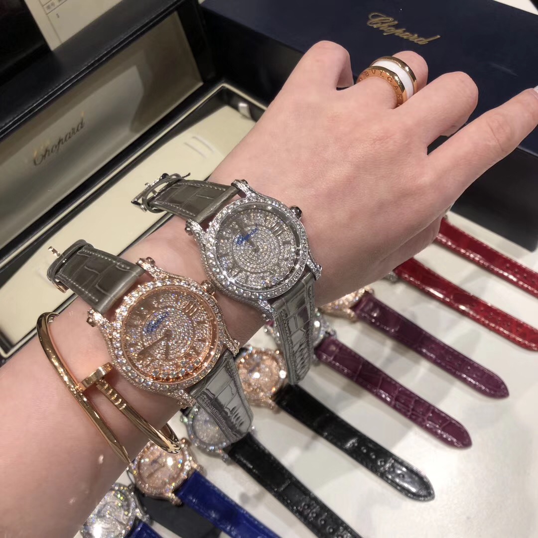 NO:389514,(NL) The latest model of the star-shaped original with the American crocodile strap and imported Japanese movements by the original shop. HAPPY DIAMONDS, as Chopard's best-selling series, has always interpreted the concept of Chopard's iconic agile diamonds in delicate ways. This series of works is soft and fashionable. It is said that men wear the world of all countries and women wear Chopard, and it has a good meaning of gold (in) and diamonds (earning). The diamond balls in the dial can slide freely and rotate, and the time comes to run. The fortune is rolling, which makes every woman stun the world with the most charming shape. This time, the Chopard Happy Diamond Series brought to you. This time, the Chopard Happy Diamond Series brought to you is the most representative watch of Chopin. The most distinctive laminated glass 7 diamonds produce spins like a dance. It can be said to be a blessing on women's watches. There is a classic watch home with the exception of blue balloons. This Happy  Sport stainless steel watches are fashionable and gentle. The iconic movable diamonds dance happily, with a colorful radiance. The smooth shape and dynamic case and the modern silver dial perfectly reflect Chopard's interpretation of casual style. I will never recommend it to you without being sure. A real heavy-weight product. Raw materials, original assembly factory and other aspects can only be achieved. I have always wanted to give you the best watch. This cycle takes more than half a year. Only this batch. Note: This watch is imported from Japan, not a domestic movement., iwc, chopard19860909（NL）最新款满天星原装搭配美洲鳄鱼表带 搭配原庄进口日本机芯 萧邦（HAPPY DIAMONDS）作为萧邦最畅销的系列一直以细腻的手法诠释萧邦标志性灵动钻石的概念,此系列作品柔美而时尚,都说男戴万国女戴萧邦 有金（进）有钻（赚）寓意也很好.表盘内的钻石滚珠可自由滑行转动,时来运转 财运滚滚,让每一位女性都以最迷人的造型惊艳世人. 这次给大家带来的萧邦快乐钻系列 这次给大家带来的萧邦快乐钻系列 是肖邦旗下最具代表性的腕表 最有特色的夹层玻璃的7颗,7颗钻石产生自旋 犹如舞蹈 在女表上可以说是福音 多了一款蓝气球除外的经典腕表之家 这款Happy Sport精钢腕表时尚而温婉 标志性的活动钻石欢快舞动、流光溢彩 造型流畅、极具动感的表壳 和富有现代感的银色表盘 完美体现萧邦对休闲风格的诠释 没有十足的把握绝对不会推荐给你们 真正的重磅好货.原材 原组装厂等多个方面紧密配合才能实现 ,一直以来我都想给大家最好的腕表. 这款周期动辄就得大半年 仅此一批 注:此表是日本进口,不是国产机芯,,iwc,chopard,Watch
