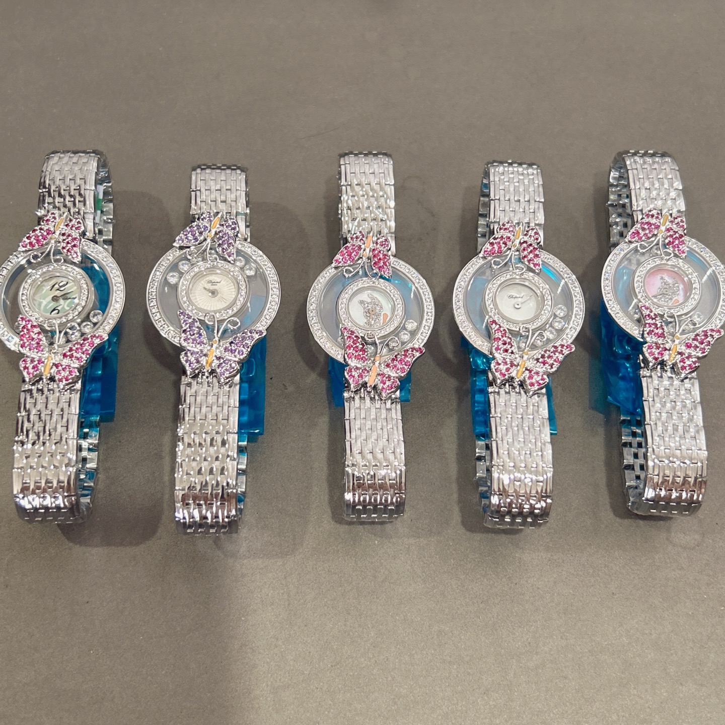 NO:385905,HAY DIAMONDS series, Happy Diamond Watch, Chopard (HAY DIAMONDS), as Chopard's best-selling series, has always interpreted the concept of Chopard's iconic agile diamonds in delicate ways. This series of works is soft and fashionable. It is said that men wear the world and women wear Chopard, and gold (in) and diamonds (earning) are also very good. The diamond balls in the dial can slide freely and rotate, and the time comes to run. The fortune is rolling, making every woman stun the world with the most charming shape. Sapphire glass mirror original Swiss quartz movement. 7 happy diamonds in the mirror rotate freely. The moving diamonds circulate around the dial. The exquisitely made case playful and transparent concept. The iconic Hay diamonds of Chopin's choard's home are free in the space formed by two sapphire crystal glass. Chopard, iwc, chocolate, dior19860909HAY DIAMONDS系列,快乐钻腕表萧邦（HAY DIAMONDS）作为萧邦最畅销的系列一直以细腻的手法诠释萧邦标志性灵动钻石的概念,此系列作品柔美而时尚,都说男戴万国女戴萧邦 有金（进）有钻（赚）寓意也很好.表盘内的钻石滚珠可自由滑行转动,时来运转 财运滚滚,让每一位女性都以最迷人的造型惊艳世人. 蓝宝石玻璃镜面 原厂瑞士石英机芯 镜面内7颗快乐钻自由转动 活动钻石围绕表盘回旋起舞 制作精巧的表壳玩味透明概念 肖邦choard家标志性的Hay钻石在两片蓝宝石水晶玻璃 形成的空间内自由,,chopard,iwc,chopard,dior,Watch