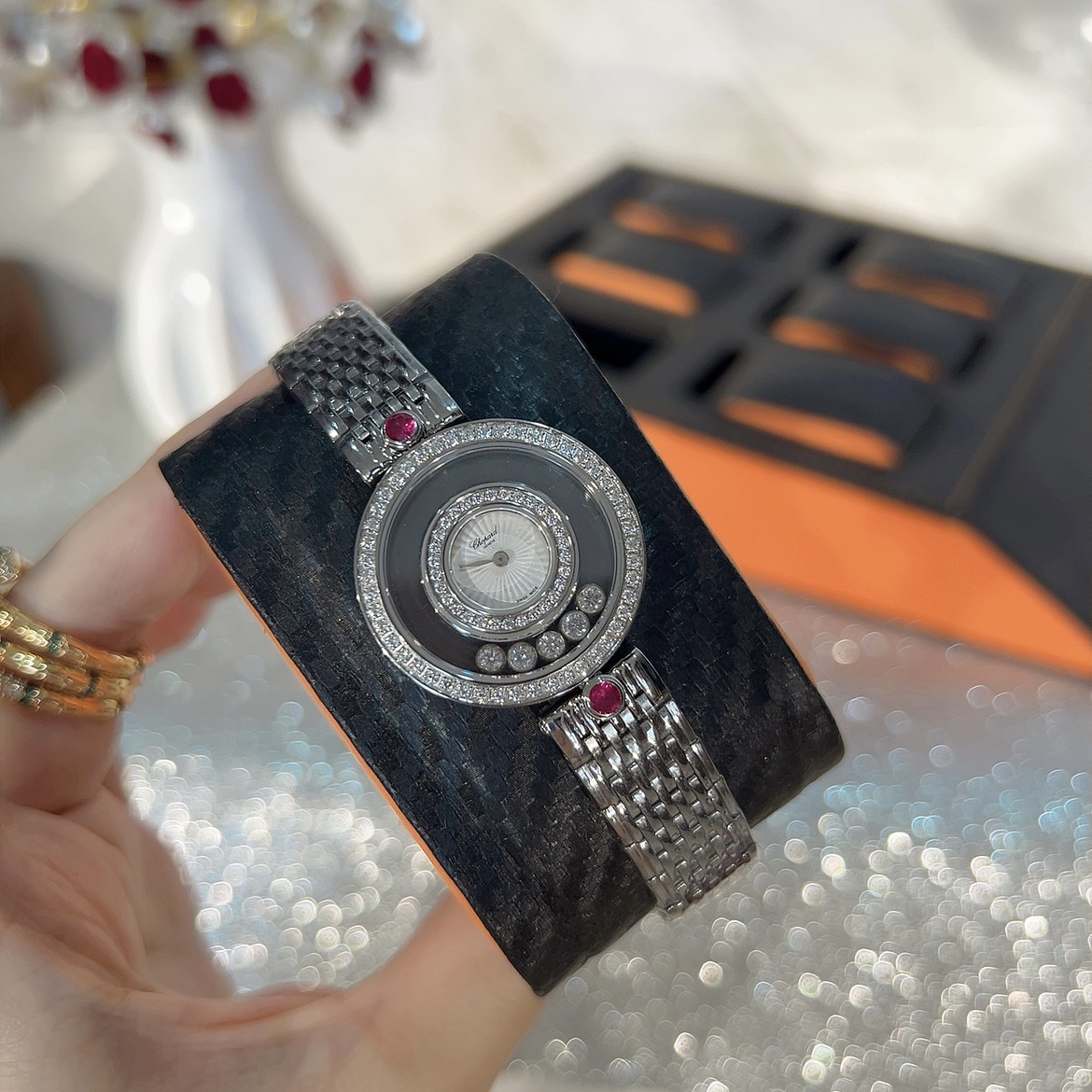 NO:386405,Chopard-Choard's latest strap HAY DIAMONDS series, Happy Diamond Round Watch Sapphire Glass Mirror Original Swiss Quartz movement 5 happy diamonds rotate freely in the mirror movable diamonds roving around the dial. The exquisitely made case is fun and transparent. The iconic Hay diamonds of Chopin Choard's home slide freely in the space formed by two sapphire crystal glass, fully displaying the feeling of freedom and joy. There is a circle of diamonds on the top and bottom of the case. Leaf-shaped pointer. The smaller concentric circle is the texture of mother-of-pearl and is a perfect spherical shape. Both concentric rings are fully hand-stitched with diamonds. Seven agile diamonds are floating in the air. Details are true, chopard, chopard, dior19860909萧邦-Choard 最新款表带 HAY DIAMONDS系列,快乐钻圆形腕表 蓝宝石玻璃镜面 原厂瑞士石英机芯 镜面内5颗快乐钻自由转动 活动钻石围绕表盘回旋起舞 制作精巧的表壳玩味透明概念 肖邦choard家标志性的Hay钻石在两片蓝宝石水晶玻璃 形成的空间内自由滑动 充分展现自由和欢快的感觉 表壳顶端与底端各缀有一圈钻石 树叶形指针 较小的同心圆为珍珠母贝质地 呈圆满的球型 两个同心圆环上皆全手工镶有钻石 七颗灵动钻石如悬空漂浮一般 细节见真知,,chopard,chopard,dior,Watch