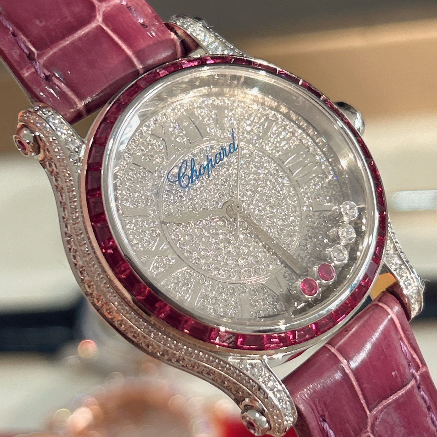 NO:541821,(NL) The latest Red T-T-Tianxing original with American crocodile strap and imported Japanese movements by the original shop. HAPPY DIAMONDS, as Chopard's best-selling series, has always interpreted the concept of Chopard's iconic agile diamonds in delicate ways. This series of works is soft and fashionable. It is said that men wear the world of all countries and women wear Chopard, and gold (in) and diamonds (earning) are also very good. The diamond balls in the dial can slide freely and rotate, and run in time. The fortune is booming, so that every woman will amazed the world with the most charming shape. The Chopard Happy Diamond Series this time is the most representative watch of Chopin. The most distinctive laminated glass 7 pieces, each with a test certificate, one watch and one code, and 7 diamonds produce spin, just like a dance. It can be said to be a blessing on women's watches. There is a classic watch home with the exception of blue balloons.  This Happy Sport stainless steel watch is fashionable and gentle. The iconic movable diamond dances happily, with a smooth styling, dynamic case and modern silver dial perfectly reflect Chopard's interpretation of casual style. Without full confidence, I will never recommend it to you. A real heavy-weight product. The raw materials, the original assembly factory and other aspects can only be achieved. I have always wanted to give you the best watch. This cycle takes more than half a year. Only this batch. Note: This watch is imported from Japan, not a domestic movement., iwc, chopard19860909（NL）最新款红T满天星原装搭配美洲鳄鱼表带 搭配原庄进口日本机芯 萧邦（HAPPY DIAMONDS）作为萧邦最畅销的系列一直以细腻的手法诠释萧邦标志性灵动钻石的概念,此系列作品柔美而时尚,都说男戴万国女戴萧邦 有金（进）有钻（赚）寓意也很好.表盘内的钻石滚珠可自由滑行转动,时来运转 财运滚滚,让每一位女性都以最迷人的造型惊艳世人. 这次给大家带来的萧邦快乐钻系列 是肖邦旗下最具代表性的腕表 最有特色的夹层玻璃的7颗,每一款都配有检测证书,一表一码,7颗钻石产生自旋 犹如舞蹈 在女表上可以说是福音 多了一款蓝气球除外的经典腕表之家 这款Happy Sport精钢腕表时尚而温婉 标志性的活动钻石欢快舞动、流光溢彩 造型流畅、极具动感的表壳 和富有现代感的银色表盘 完美体现萧邦对休闲风格的诠释 没有十足的把握绝对不会推荐给你们 真正的重磅好货.原材 原组装厂等多个方面紧密配合才能实现 ,一直以来我都想给大家最好的腕表. 这款周期动辄就得大半年 仅此一批 注:此表是日本进口,不是国产机芯,,iwc,chopard,Watch