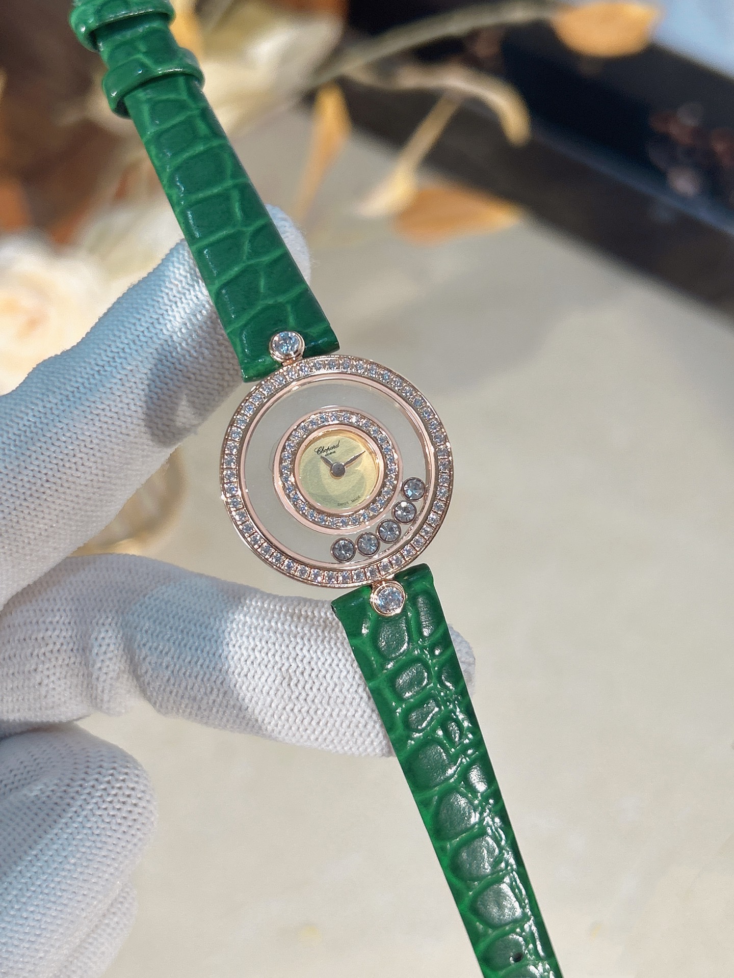 NO:553206,Chopard-Choard's latest accessories HAY DIAMONDS series, Happy Diamond Round Watch Sapphire glass mirror Original Swiss quartz movement 5 happy diamonds rotate freely in the mirror Dial and strap are available in multiple colors Movable diamonds dance around the dial The exquisitely crafted case plays with the concept of transparency Chopard Choard's iconic Hay diamond slides freely in the space formed by two pieces of sapphire crystal glass, fully demonstrating the feeling of freedom and joy  The top and bottom of the case are each decorated with a circle of diamonds. Leaf-shaped hands. The smaller concentric circles are made of mother-of-pearl and are in a round spherical shape. The two concentric rings are all hand-set with diamonds. The seven smart diamonds are like floating in the air. The details are revealed,,chopard,chopard,dior19860909萧邦-Choard 最新配面 HAY DIAMONDS系列,快乐钻圆形腕表 蓝宝石玻璃镜面 原厂瑞士石英机芯 镜面内5颗快乐钻自由转动 表盘面及表带多色可选 活动钻石围绕表盘回旋起舞 制作精巧的表壳玩味透明概念 肖邦choard家标志性的Hay钻石在两片蓝宝石水晶玻璃 形成的空间内自由滑动 充分展现自由和欢快的感觉 表壳顶端与底端各缀有一圈钻石 树叶形指针 较小的同心圆为珍珠母贝质地 呈圆满的球型 两个同心圆环上皆全手工镶有钻石 七颗灵动钻石如悬空漂浮一般 细节见真知,,chopard,chopard,dior,Watch