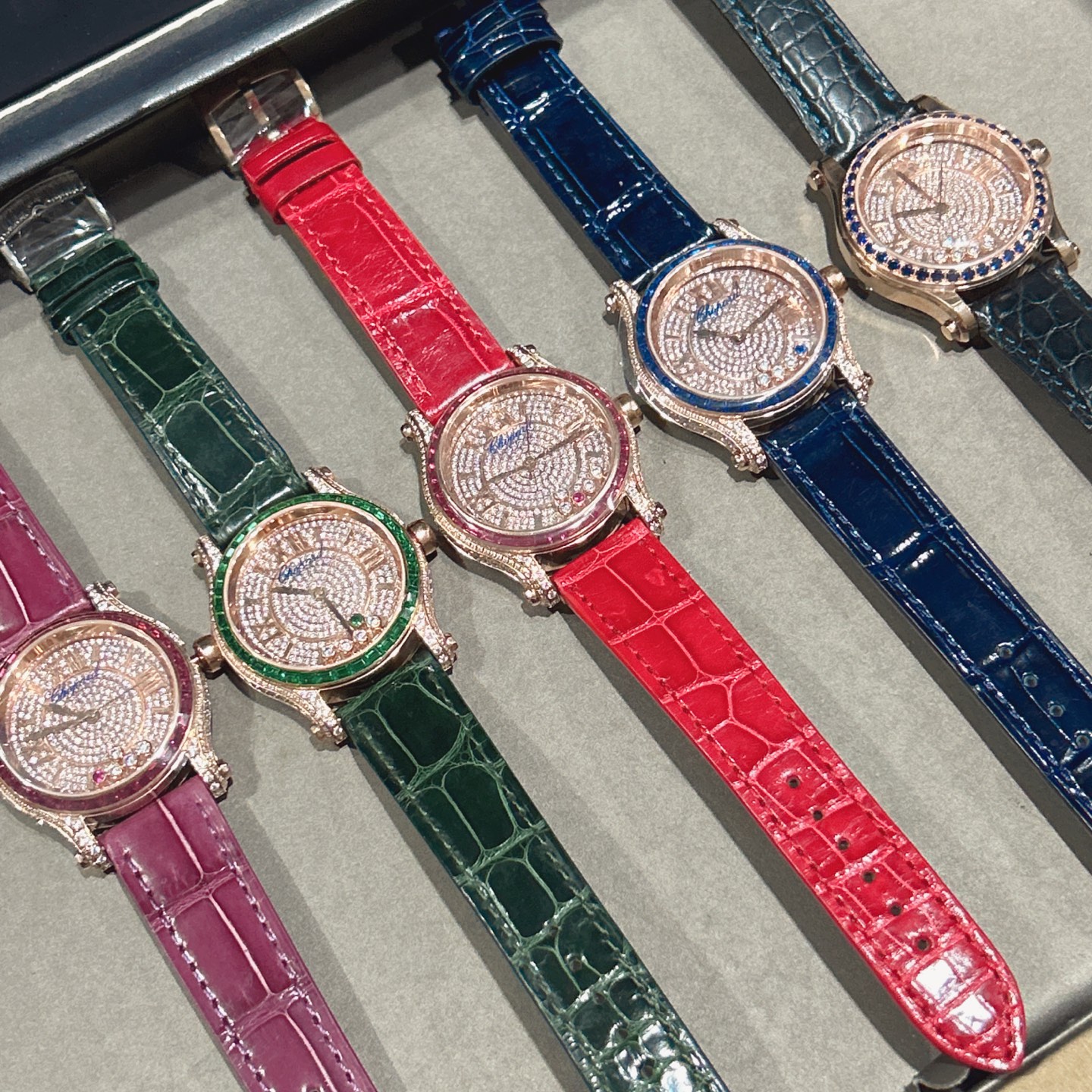 最新款满天星   原装搭配美洲鳄鱼表带 搭配原庄进口日本9015机芯 萧邦（HAPPY DIAMONDS）作为萧邦最畅销的系列一直以细腻的手法诠释萧邦标志性灵动钻石的概念，此系列作品柔美而时尚，都说男戴万国女戴萧邦 有金（进）有钻（赚）寓意也很好。表盘内的钻石滚珠可自由滑行转动，时来运转 财运滚滚，让每一位女性都以最迷人的造型惊艳世人。 这次给大家带来的萧邦快乐钻系列 这次给大家带来的萧邦快乐钻系列 是肖邦旗下最具代表性的腕表 最有特色的夹层玻璃的5颗钻石产生自旋 犹如舞蹈 在女表上可以说是福音 多了一款蓝气球除外的经典腕表之家 这款Happy Sport精钢腕表时尚而温婉 标志性的活动钻石欢快舞动、流光溢彩 造型流畅、极具动感的表壳 和富有现代感的银色表盘 完美体现萧邦对休闲风格的诠释 ❗️没有十足的把握绝对不会推荐给你们 真正的重磅好货。原材 原组装厂等多个方面紧密配合才能实现 ，一直以来我都想给大家最好的腕表。 这款周期动辄就得大半年 仅此一批
注:此表是日本进口9015，不是国产机芯