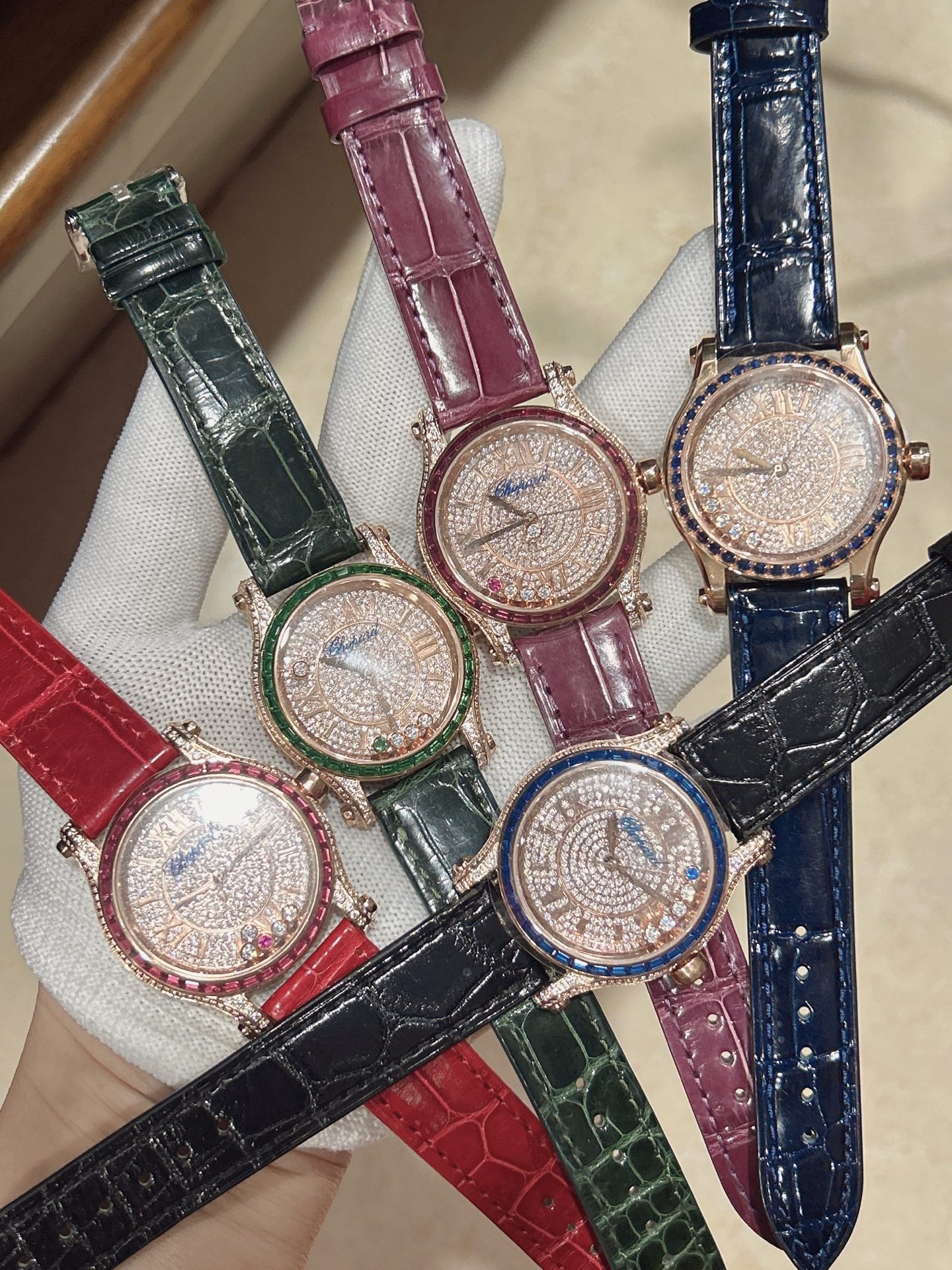 最新款满天星   原装搭配美洲鳄鱼表带 搭配原庄进口日本9015机芯 萧邦（HAPPY DIAMONDS）作为萧邦最畅销的系列一直以细腻的手法诠释萧邦标志性灵动钻石的概念，此系列作品柔美而时尚，都说男戴万国女戴萧邦 有金（进）有钻（赚）寓意也很好。表盘内的钻石滚珠可自由滑行转动，时来运转 财运滚滚，让每一位女性都以最迷人的造型惊艳世人。 这次给大家带来的萧邦快乐钻系列 这次给大家带来的萧邦快乐钻系列 是肖邦旗下最具代表性的腕表 最有特色的夹层玻璃的5颗钻石产生自旋 犹如舞蹈 在女表上可以说是福音 多了一款蓝气球除外的经典腕表之家 这款Happy Sport精钢腕表时尚而温婉 标志性的活动钻石欢快舞动、流光溢彩 造型流畅、极具动感的表壳 和富有现代感的银色表盘 完美体现萧邦对休闲风格的诠释 ❗️没有十足的把握绝对不会推荐给你们 真正的重磅好货。原材 原组装厂等多个方面紧密配合才能实现 ，一直以来我都想给大家最好的腕表。 这款周期动辄就得大半年 仅此一批
注:此表是日本进口9015，不是国产机芯