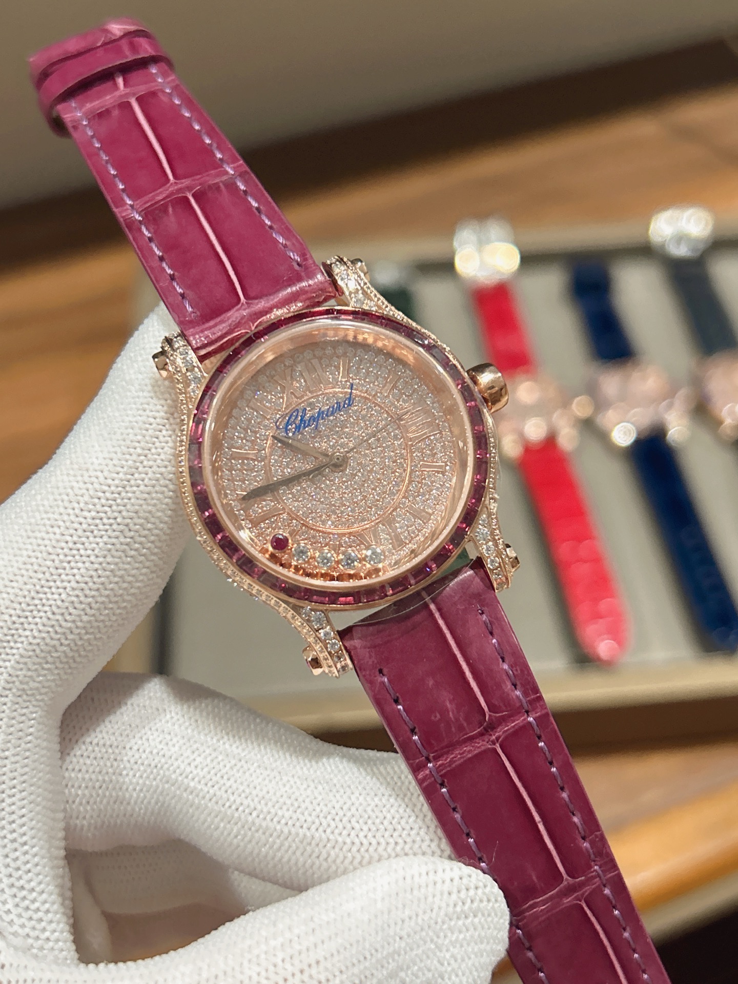 最新款满天星   原装搭配美洲鳄鱼表带 搭配原庄进口日本9015机芯 萧邦（HAPPY DIAMONDS）作为萧邦最畅销的系列一直以细腻的手法诠释萧邦标志性灵动钻石的概念，此系列作品柔美而时尚，都说男戴万国女戴萧邦 有金（进）有钻（赚）寓意也很好。表盘内的钻石滚珠可自由滑行转动，时来运转 财运滚滚，让每一位女性都以最迷人的造型惊艳世人。 这次给大家带来的萧邦快乐钻系列 这次给大家带来的萧邦快乐钻系列 是肖邦旗下最具代表性的腕表 最有特色的夹层玻璃的5颗钻石产生自旋 犹如舞蹈 在女表上可以说是福音 多了一款蓝气球除外的经典腕表之家 这款Happy Sport精钢腕表时尚而温婉 标志性的活动钻石欢快舞动、流光溢彩 造型流畅、极具动感的表壳 和富有现代感的银色表盘 完美体现萧邦对休闲风格的诠释 ❗️没有十足的把握绝对不会推荐给你们 真正的重磅好货。原材 原组装厂等多个方面紧密配合才能实现 ，一直以来我都想给大家最好的腕表。 这款周期动辄就得大半年 仅此一批
注:此表是日本进口9015，不是国产机芯