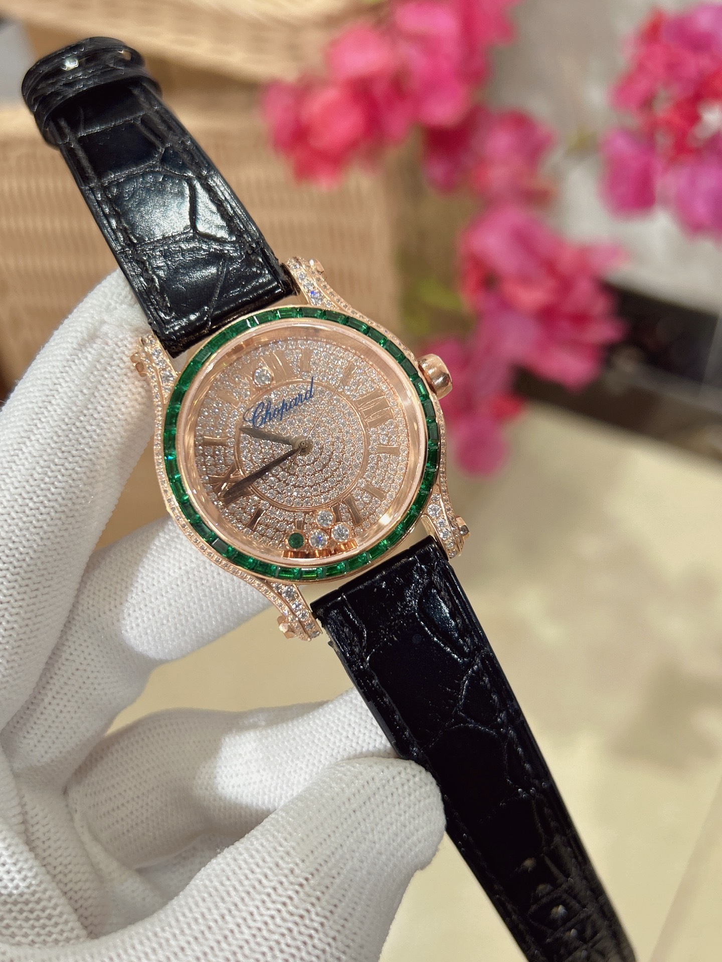 最新款满天星   原装搭配美洲鳄鱼表带 搭配原庄进口日本9015机芯 萧邦（HAPPY DIAMONDS）作为萧邦最畅销的系列一直以细腻的手法诠释萧邦标志性灵动钻石的概念，此系列作品柔美而时尚，都说男戴万国女戴萧邦 有金（进）有钻（赚）寓意也很好。表盘内的钻石滚珠可自由滑行转动，时来运转 财运滚滚，让每一位女性都以最迷人的造型惊艳世人。 这次给大家带来的萧邦快乐钻系列 这次给大家带来的萧邦快乐钻系列 是肖邦旗下最具代表性的腕表 最有特色的夹层玻璃的5颗钻石产生自旋 犹如舞蹈 在女表上可以说是福音 多了一款蓝气球除外的经典腕表之家 这款Happy Sport精钢腕表时尚而温婉 标志性的活动钻石欢快舞动、流光溢彩 造型流畅、极具动感的表壳 和富有现代感的银色表盘 完美体现萧邦对休闲风格的诠释 ❗️没有十足的把握绝对不会推荐给你们 真正的重磅好货。原材 原组装厂等多个方面紧密配合才能实现 ，一直以来我都想给大家最好的腕表。 这款周期动辄就得大半年 仅此一批
注:此表是日本进口9015，不是国产机芯