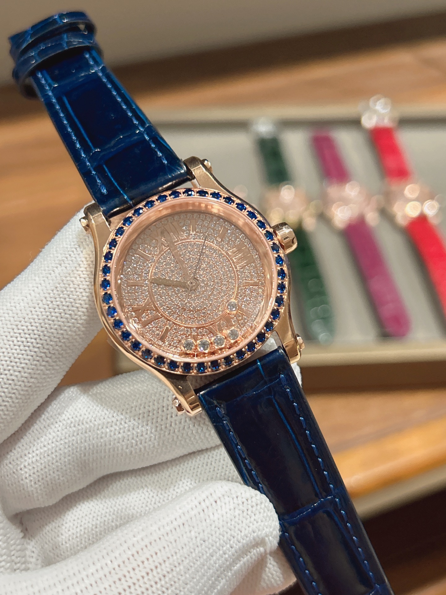 最新款满天星   原装搭配美洲鳄鱼表带 搭配原庄进口日本9015机芯 萧邦（HAPPY DIAMONDS）作为萧邦最畅销的系列一直以细腻的手法诠释萧邦标志性灵动钻石的概念，此系列作品柔美而时尚，都说男戴万国女戴萧邦 有金（进）有钻（赚）寓意也很好。表盘内的钻石滚珠可自由滑行转动，时来运转 财运滚滚，让每一位女性都以最迷人的造型惊艳世人。 这次给大家带来的萧邦快乐钻系列 这次给大家带来的萧邦快乐钻系列 是肖邦旗下最具代表性的腕表 最有特色的夹层玻璃的5颗钻石产生自旋 犹如舞蹈 在女表上可以说是福音 多了一款蓝气球除外的经典腕表之家 这款Happy Sport精钢腕表时尚而温婉 标志性的活动钻石欢快舞动、流光溢彩 造型流畅、极具动感的表壳 和富有现代感的银色表盘 完美体现萧邦对休闲风格的诠释 ❗️没有十足的把握绝对不会推荐给你们 真正的重磅好货。原材 原组装厂等多个方面紧密配合才能实现 ，一直以来我都想给大家最好的腕表。 这款周期动辄就得大半年 仅此一批
注:此表是日本进口9015，不是国产机芯