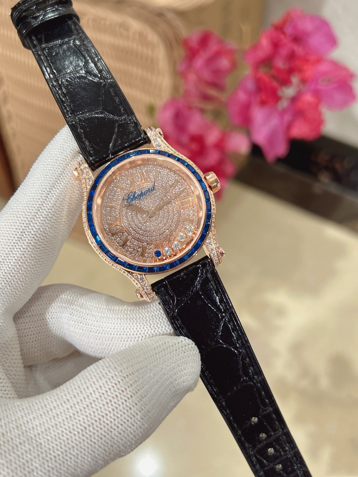 最新款满天星   原装搭配美洲鳄鱼表带 搭配原庄进口日本9015机芯 萧邦（HAPPY DIAMONDS）作为萧邦最畅销的系列一直以细腻的手法诠释萧邦标志性灵动钻石的概念，此系列作品柔美而时尚，都说男戴万国女戴萧邦 有金（进）有钻（赚）寓意也很好。表盘内的钻石滚珠可自由滑行转动，时来运转 财运滚滚，让每一位女性都以最迷人的造型惊艳世人。 这次给大家带来的萧邦快乐钻系列 这次给大家带来的萧邦快乐钻系列 是肖邦旗下最具代表性的腕表 最有特色的夹层玻璃的5颗钻石产生自旋 犹如舞蹈 在女表上可以说是福音 多了一款蓝气球除外的经典腕表之家 这款Happy Sport精钢腕表时尚而温婉 标志性的活动钻石欢快舞动、流光溢彩 造型流畅、极具动感的表壳 和富有现代感的银色表盘 完美体现萧邦对休闲风格的诠释 ❗️没有十足的把握绝对不会推荐给你们 真正的重磅好货。原材 原组装厂等多个方面紧密配合才能实现 ，一直以来我都想给大家最好的腕表。 这款周期动辄就得大半年 仅此一批
注:此表是日本进口9015，不是国产机芯