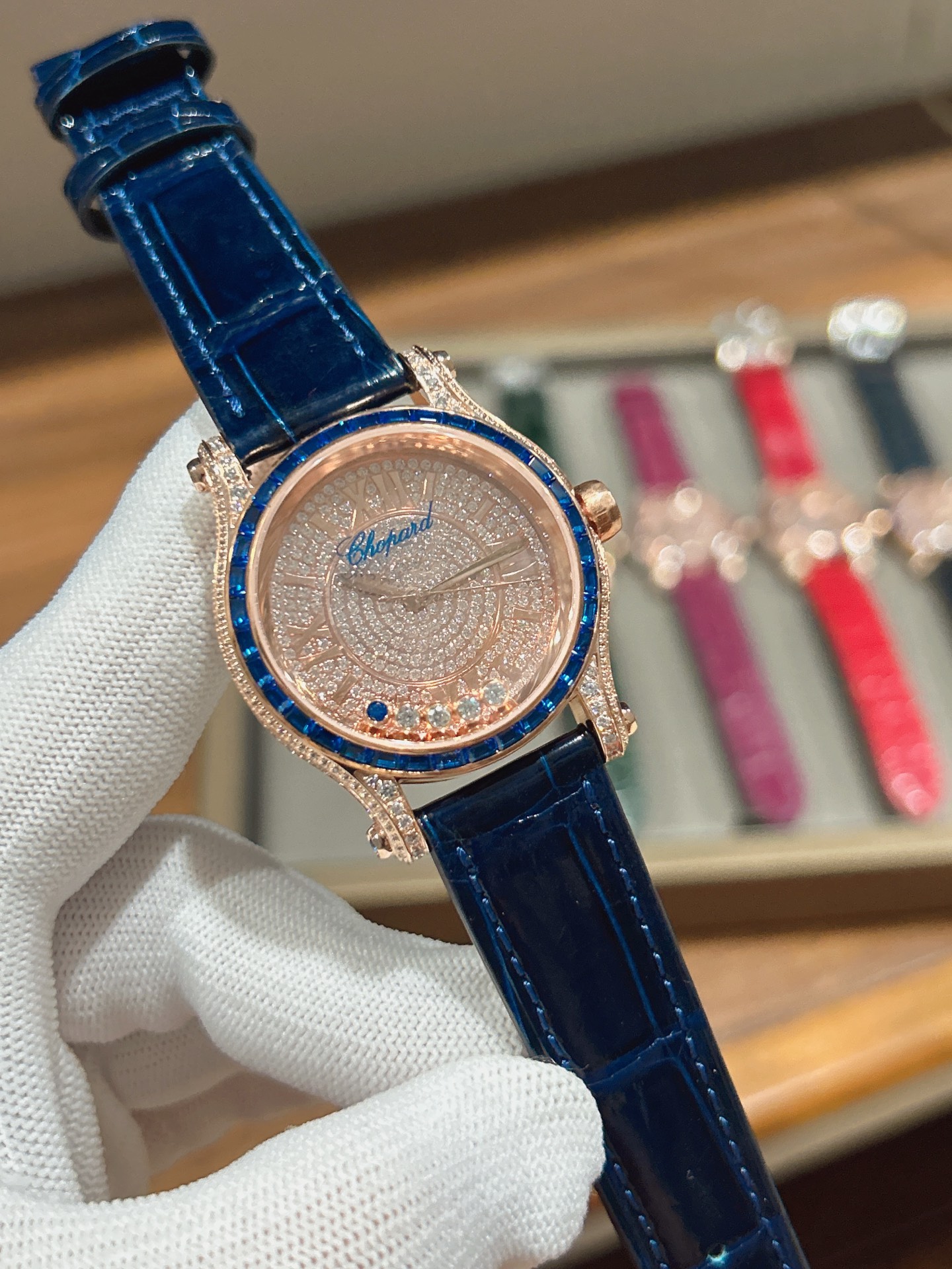 最新款满天星   原装搭配美洲鳄鱼表带 搭配原庄进口日本9015机芯 萧邦（HAPPY DIAMONDS）作为萧邦最畅销的系列一直以细腻的手法诠释萧邦标志性灵动钻石的概念，此系列作品柔美而时尚，都说男戴万国女戴萧邦 有金（进）有钻（赚）寓意也很好。表盘内的钻石滚珠可自由滑行转动，时来运转 财运滚滚，让每一位女性都以最迷人的造型惊艳世人。 这次给大家带来的萧邦快乐钻系列 这次给大家带来的萧邦快乐钻系列 是肖邦旗下最具代表性的腕表 最有特色的夹层玻璃的5颗钻石产生自旋 犹如舞蹈 在女表上可以说是福音 多了一款蓝气球除外的经典腕表之家 这款Happy Sport精钢腕表时尚而温婉 标志性的活动钻石欢快舞动、流光溢彩 造型流畅、极具动感的表壳 和富有现代感的银色表盘 完美体现萧邦对休闲风格的诠释 ❗️没有十足的把握绝对不会推荐给你们 真正的重磅好货。原材 原组装厂等多个方面紧密配合才能实现 ，一直以来我都想给大家最好的腕表。 这款周期动辄就得大半年 仅此一批
注:此表是日本进口9015，不是国产机芯