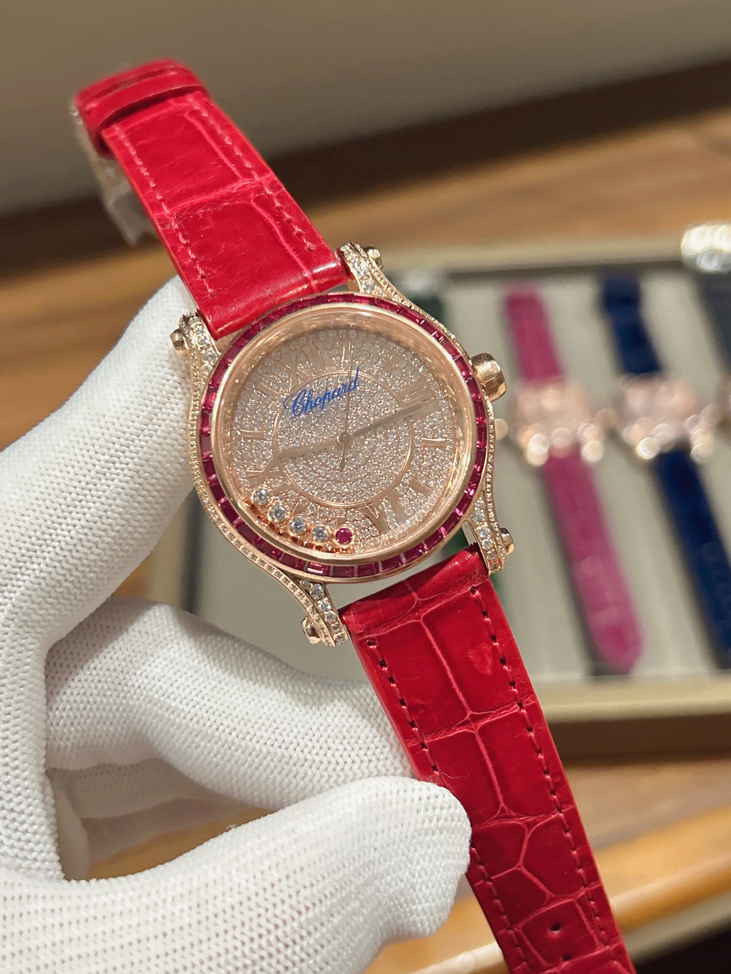 最新款满天星   原装搭配美洲鳄鱼表带 搭配原庄进口日本9015机芯 萧邦（HAPPY DIAMONDS）作为萧邦最畅销的系列一直以细腻的手法诠释萧邦标志性灵动钻石的概念，此系列作品柔美而时尚，都说男戴万国女戴萧邦 有金（进）有钻（赚）寓意也很好。表盘内的钻石滚珠可自由滑行转动，时来运转 财运滚滚，让每一位女性都以最迷人的造型惊艳世人。 这次给大家带来的萧邦快乐钻系列 这次给大家带来的萧邦快乐钻系列 是肖邦旗下最具代表性的腕表 最有特色的夹层玻璃的5颗钻石产生自旋 犹如舞蹈 在女表上可以说是福音 多了一款蓝气球除外的经典腕表之家 这款Happy Sport精钢腕表时尚而温婉 标志性的活动钻石欢快舞动、流光溢彩 造型流畅、极具动感的表壳 和富有现代感的银色表盘 完美体现萧邦对休闲风格的诠释 ❗️没有十足的把握绝对不会推荐给你们 真正的重磅好货。原材 原组装厂等多个方面紧密配合才能实现 ，一直以来我都想给大家最好的腕表。 这款周期动辄就得大半年 仅此一批
注:此表是日本进口9015，不是国产机芯