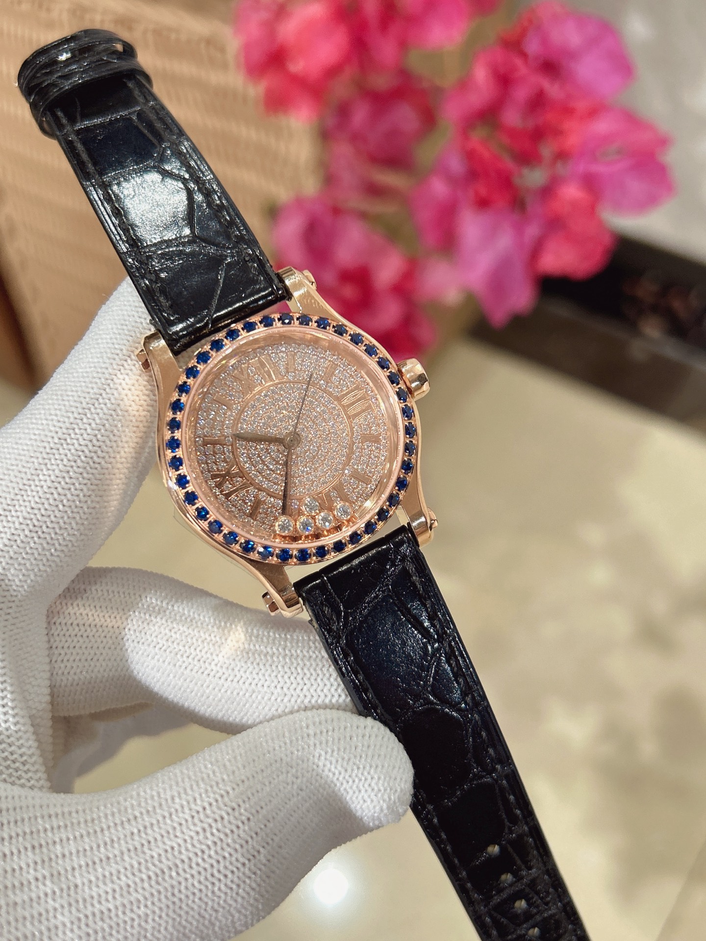 最新款满天星   原装搭配美洲鳄鱼表带 搭配原庄进口日本9015机芯 萧邦（HAPPY DIAMONDS）作为萧邦最畅销的系列一直以细腻的手法诠释萧邦标志性灵动钻石的概念，此系列作品柔美而时尚，都说男戴万国女戴萧邦 有金（进）有钻（赚）寓意也很好。表盘内的钻石滚珠可自由滑行转动，时来运转 财运滚滚，让每一位女性都以最迷人的造型惊艳世人。 这次给大家带来的萧邦快乐钻系列 这次给大家带来的萧邦快乐钻系列 是肖邦旗下最具代表性的腕表 最有特色的夹层玻璃的5颗钻石产生自旋 犹如舞蹈 在女表上可以说是福音 多了一款蓝气球除外的经典腕表之家 这款Happy Sport精钢腕表时尚而温婉 标志性的活动钻石欢快舞动、流光溢彩 造型流畅、极具动感的表壳 和富有现代感的银色表盘 完美体现萧邦对休闲风格的诠释 ❗️没有十足的把握绝对不会推荐给你们 真正的重磅好货。原材 原组装厂等多个方面紧密配合才能实现 ，一直以来我都想给大家最好的腕表。 这款周期动辄就得大半年 仅此一批
注:此表是日本进口9015，不是国产机芯