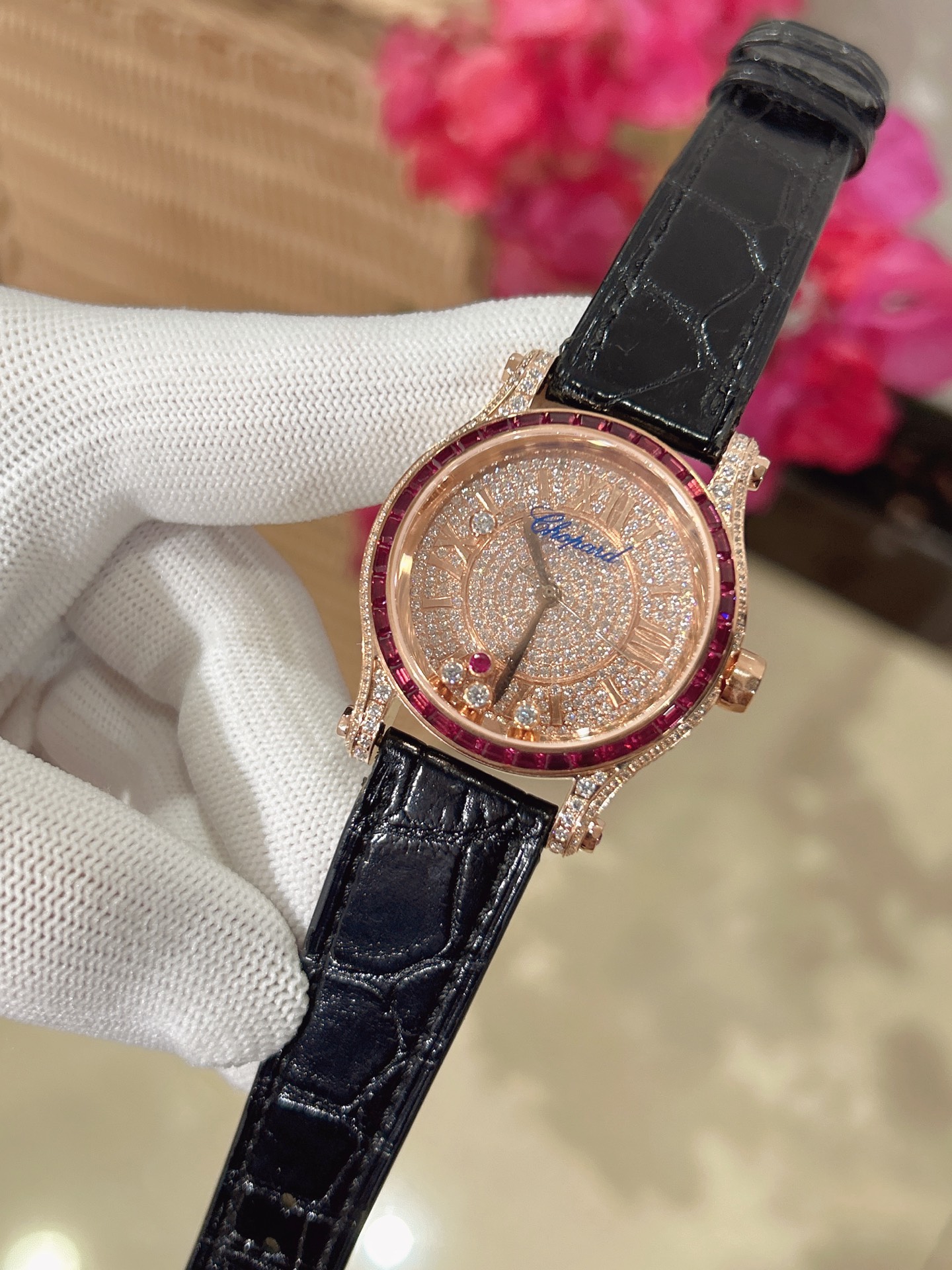 最新款满天星   原装搭配美洲鳄鱼表带 搭配原庄进口日本9015机芯 萧邦（HAPPY DIAMONDS）作为萧邦最畅销的系列一直以细腻的手法诠释萧邦标志性灵动钻石的概念，此系列作品柔美而时尚，都说男戴万国女戴萧邦 有金（进）有钻（赚）寓意也很好。表盘内的钻石滚珠可自由滑行转动，时来运转 财运滚滚，让每一位女性都以最迷人的造型惊艳世人。 这次给大家带来的萧邦快乐钻系列 这次给大家带来的萧邦快乐钻系列 是肖邦旗下最具代表性的腕表 最有特色的夹层玻璃的5颗钻石产生自旋 犹如舞蹈 在女表上可以说是福音 多了一款蓝气球除外的经典腕表之家 这款Happy Sport精钢腕表时尚而温婉 标志性的活动钻石欢快舞动、流光溢彩 造型流畅、极具动感的表壳 和富有现代感的银色表盘 完美体现萧邦对休闲风格的诠释 ❗️没有十足的把握绝对不会推荐给你们 真正的重磅好货。原材 原组装厂等多个方面紧密配合才能实现 ，一直以来我都想给大家最好的腕表。 这款周期动辄就得大半年 仅此一批
注:此表是日本进口9015，不是国产机芯