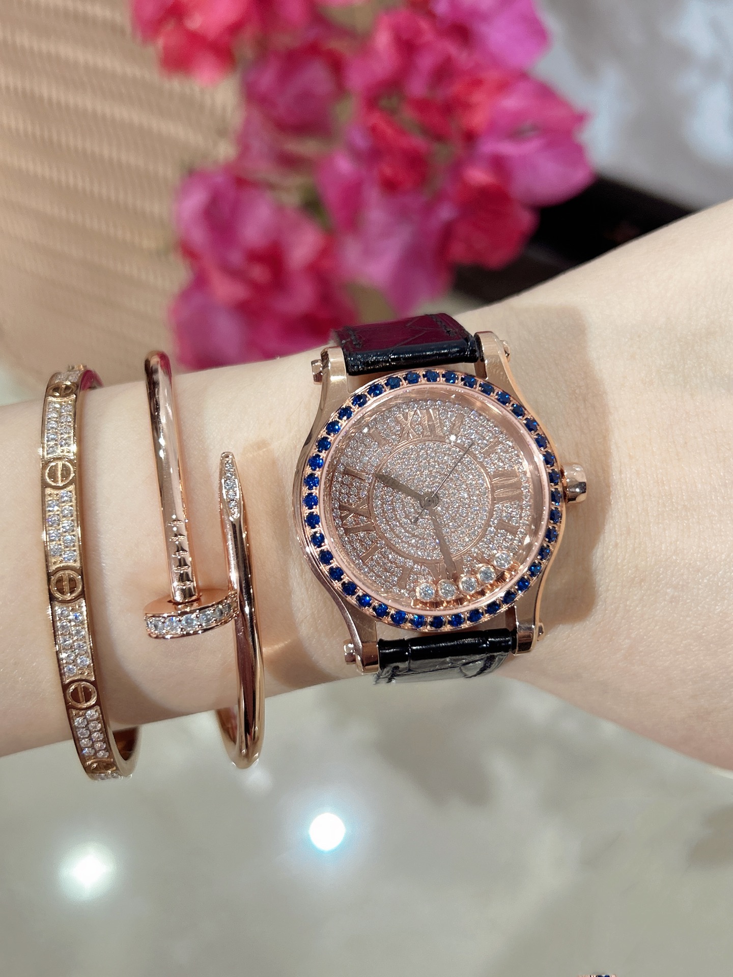 最新款满天星   原装搭配美洲鳄鱼表带 搭配原庄进口日本9015机芯 萧邦（HAPPY DIAMONDS）作为萧邦最畅销的系列一直以细腻的手法诠释萧邦标志性灵动钻石的概念，此系列作品柔美而时尚，都说男戴万国女戴萧邦 有金（进）有钻（赚）寓意也很好。表盘内的钻石滚珠可自由滑行转动，时来运转 财运滚滚，让每一位女性都以最迷人的造型惊艳世人。 这次给大家带来的萧邦快乐钻系列 这次给大家带来的萧邦快乐钻系列 是肖邦旗下最具代表性的腕表 最有特色的夹层玻璃的5颗钻石产生自旋 犹如舞蹈 在女表上可以说是福音 多了一款蓝气球除外的经典腕表之家 这款Happy Sport精钢腕表时尚而温婉 标志性的活动钻石欢快舞动、流光溢彩 造型流畅、极具动感的表壳 和富有现代感的银色表盘 完美体现萧邦对休闲风格的诠释 ❗️没有十足的把握绝对不会推荐给你们 真正的重磅好货。原材 原组装厂等多个方面紧密配合才能实现 ，一直以来我都想给大家最好的腕表。 这款周期动辄就得大半年 仅此一批
注:此表是日本进口9015，不是国产机芯