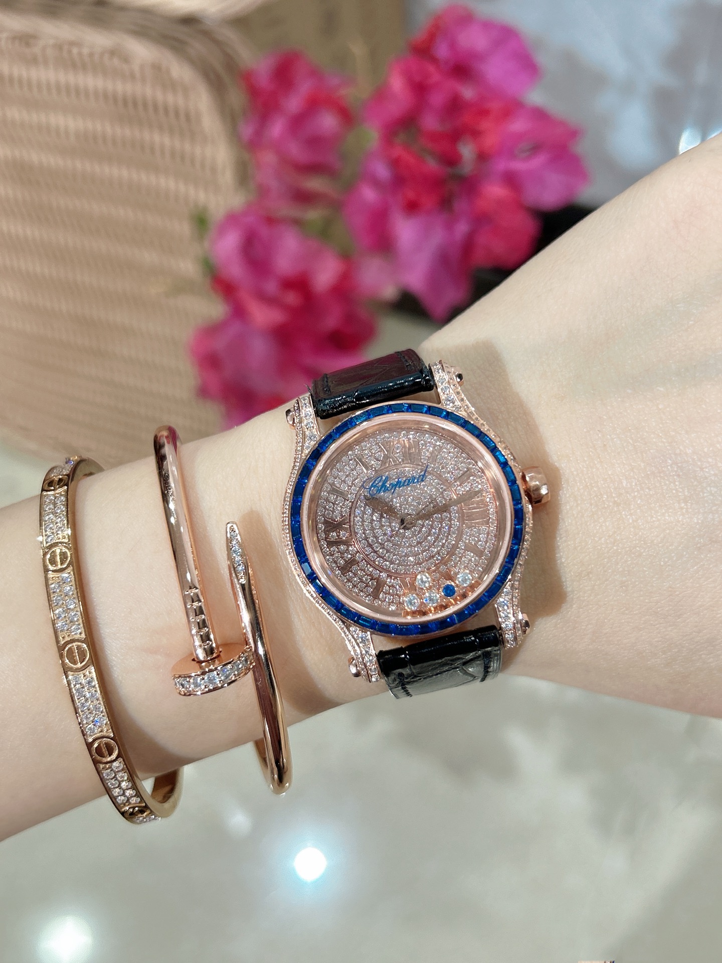 最新款满天星   原装搭配美洲鳄鱼表带 搭配原庄进口日本9015机芯 萧邦（HAPPY DIAMONDS）作为萧邦最畅销的系列一直以细腻的手法诠释萧邦标志性灵动钻石的概念，此系列作品柔美而时尚，都说男戴万国女戴萧邦 有金（进）有钻（赚）寓意也很好。表盘内的钻石滚珠可自由滑行转动，时来运转 财运滚滚，让每一位女性都以最迷人的造型惊艳世人。 这次给大家带来的萧邦快乐钻系列 这次给大家带来的萧邦快乐钻系列 是肖邦旗下最具代表性的腕表 最有特色的夹层玻璃的5颗钻石产生自旋 犹如舞蹈 在女表上可以说是福音 多了一款蓝气球除外的经典腕表之家 这款Happy Sport精钢腕表时尚而温婉 标志性的活动钻石欢快舞动、流光溢彩 造型流畅、极具动感的表壳 和富有现代感的银色表盘 完美体现萧邦对休闲风格的诠释 ❗️没有十足的把握绝对不会推荐给你们 真正的重磅好货。原材 原组装厂等多个方面紧密配合才能实现 ，一直以来我都想给大家最好的腕表。 这款周期动辄就得大半年 仅此一批
注:此表是日本进口9015，不是国产机芯