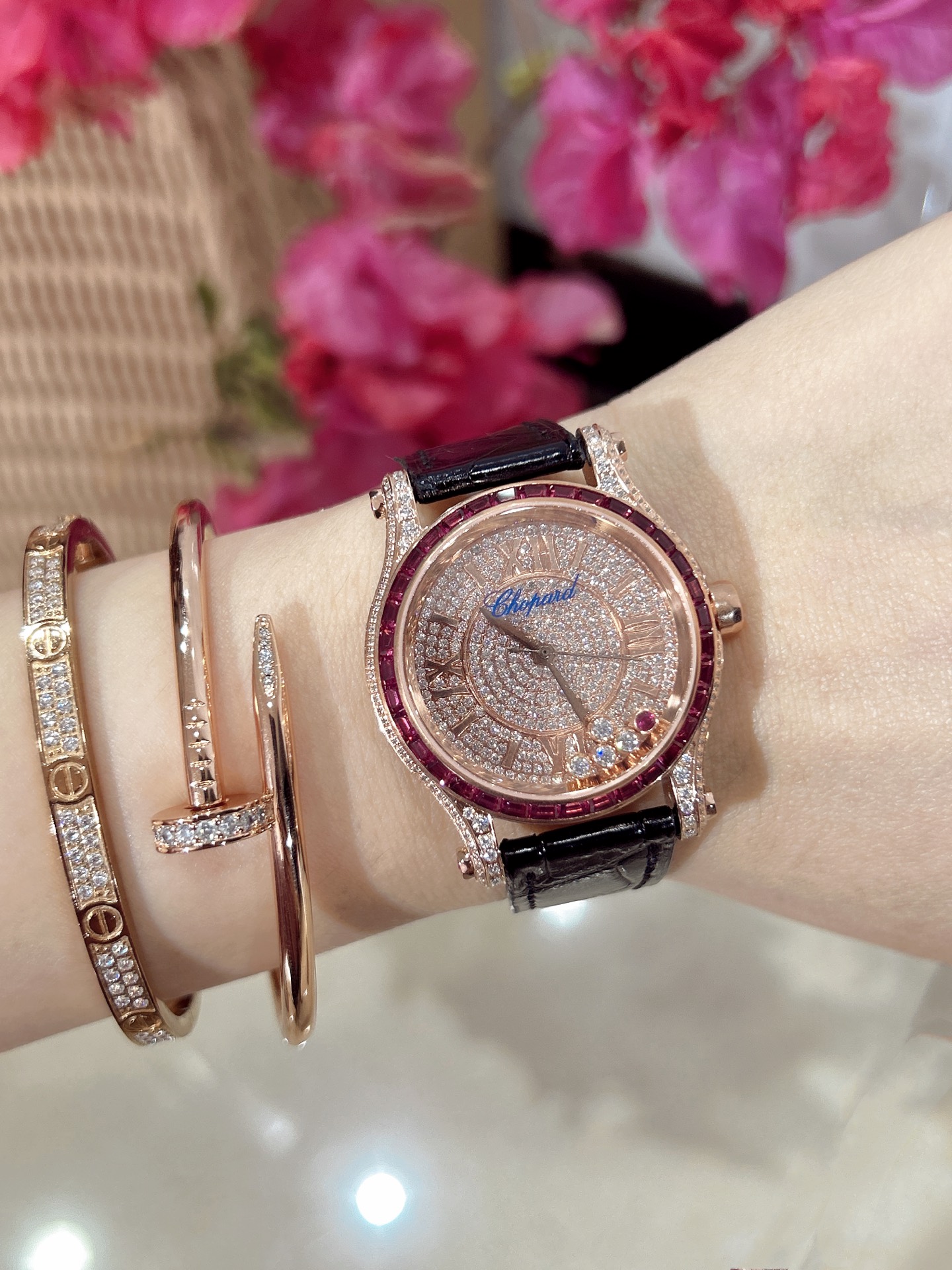 最新款满天星   原装搭配美洲鳄鱼表带 搭配原庄进口日本9015机芯 萧邦（HAPPY DIAMONDS）作为萧邦最畅销的系列一直以细腻的手法诠释萧邦标志性灵动钻石的概念，此系列作品柔美而时尚，都说男戴万国女戴萧邦 有金（进）有钻（赚）寓意也很好。表盘内的钻石滚珠可自由滑行转动，时来运转 财运滚滚，让每一位女性都以最迷人的造型惊艳世人。 这次给大家带来的萧邦快乐钻系列 这次给大家带来的萧邦快乐钻系列 是肖邦旗下最具代表性的腕表 最有特色的夹层玻璃的5颗钻石产生自旋 犹如舞蹈 在女表上可以说是福音 多了一款蓝气球除外的经典腕表之家 这款Happy Sport精钢腕表时尚而温婉 标志性的活动钻石欢快舞动、流光溢彩 造型流畅、极具动感的表壳 和富有现代感的银色表盘 完美体现萧邦对休闲风格的诠释 ❗️没有十足的把握绝对不会推荐给你们 真正的重磅好货。原材 原组装厂等多个方面紧密配合才能实现 ，一直以来我都想给大家最好的腕表。 这款周期动辄就得大半年 仅此一批
注:此表是日本进口9015，不是国产机芯