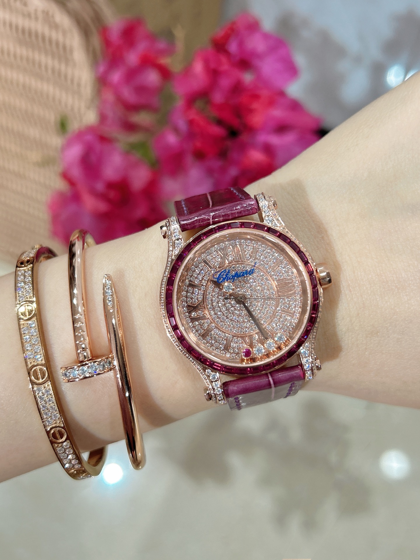 最新款满天星   原装搭配美洲鳄鱼表带 搭配原庄进口日本9015机芯 萧邦（HAPPY DIAMONDS）作为萧邦最畅销的系列一直以细腻的手法诠释萧邦标志性灵动钻石的概念，此系列作品柔美而时尚，都说男戴万国女戴萧邦 有金（进）有钻（赚）寓意也很好。表盘内的钻石滚珠可自由滑行转动，时来运转 财运滚滚，让每一位女性都以最迷人的造型惊艳世人。 这次给大家带来的萧邦快乐钻系列 这次给大家带来的萧邦快乐钻系列 是肖邦旗下最具代表性的腕表 最有特色的夹层玻璃的5颗钻石产生自旋 犹如舞蹈 在女表上可以说是福音 多了一款蓝气球除外的经典腕表之家 这款Happy Sport精钢腕表时尚而温婉 标志性的活动钻石欢快舞动、流光溢彩 造型流畅、极具动感的表壳 和富有现代感的银色表盘 完美体现萧邦对休闲风格的诠释 ❗️没有十足的把握绝对不会推荐给你们 真正的重磅好货。原材 原组装厂等多个方面紧密配合才能实现 ，一直以来我都想给大家最好的腕表。 这款周期动辄就得大半年 仅此一批
注:此表是日本进口9015，不是国产机芯