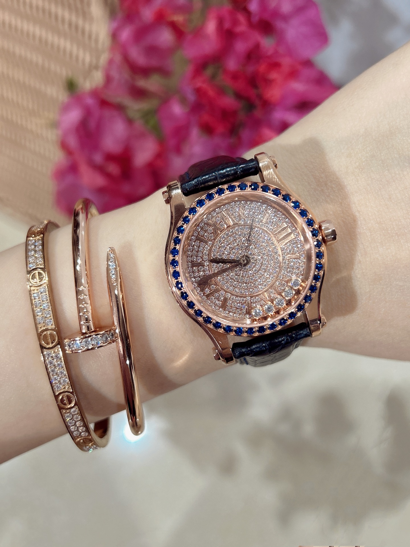 最新款满天星   原装搭配美洲鳄鱼表带 搭配原庄进口日本9015机芯 萧邦（HAPPY DIAMONDS）作为萧邦最畅销的系列一直以细腻的手法诠释萧邦标志性灵动钻石的概念，此系列作品柔美而时尚，都说男戴万国女戴萧邦 有金（进）有钻（赚）寓意也很好。表盘内的钻石滚珠可自由滑行转动，时来运转 财运滚滚，让每一位女性都以最迷人的造型惊艳世人。 这次给大家带来的萧邦快乐钻系列 这次给大家带来的萧邦快乐钻系列 是肖邦旗下最具代表性的腕表 最有特色的夹层玻璃的5颗钻石产生自旋 犹如舞蹈 在女表上可以说是福音 多了一款蓝气球除外的经典腕表之家 这款Happy Sport精钢腕表时尚而温婉 标志性的活动钻石欢快舞动、流光溢彩 造型流畅、极具动感的表壳 和富有现代感的银色表盘 完美体现萧邦对休闲风格的诠释 ❗️没有十足的把握绝对不会推荐给你们 真正的重磅好货。原材 原组装厂等多个方面紧密配合才能实现 ，一直以来我都想给大家最好的腕表。 这款周期动辄就得大半年 仅此一批
注:此表是日本进口9015，不是国产机芯